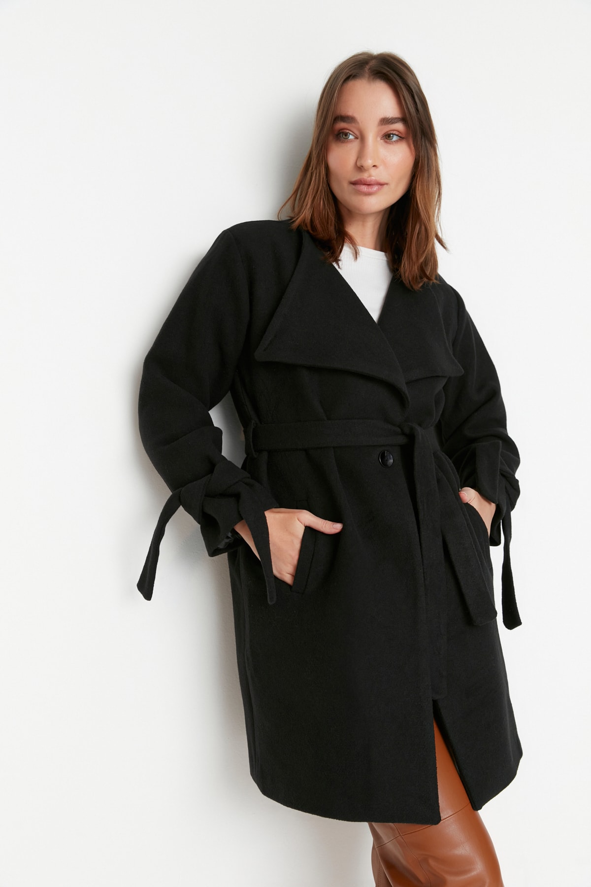 Trendyol Black Beltted Oversized Oversized šnurovanie Detailný pečiatkový kabát