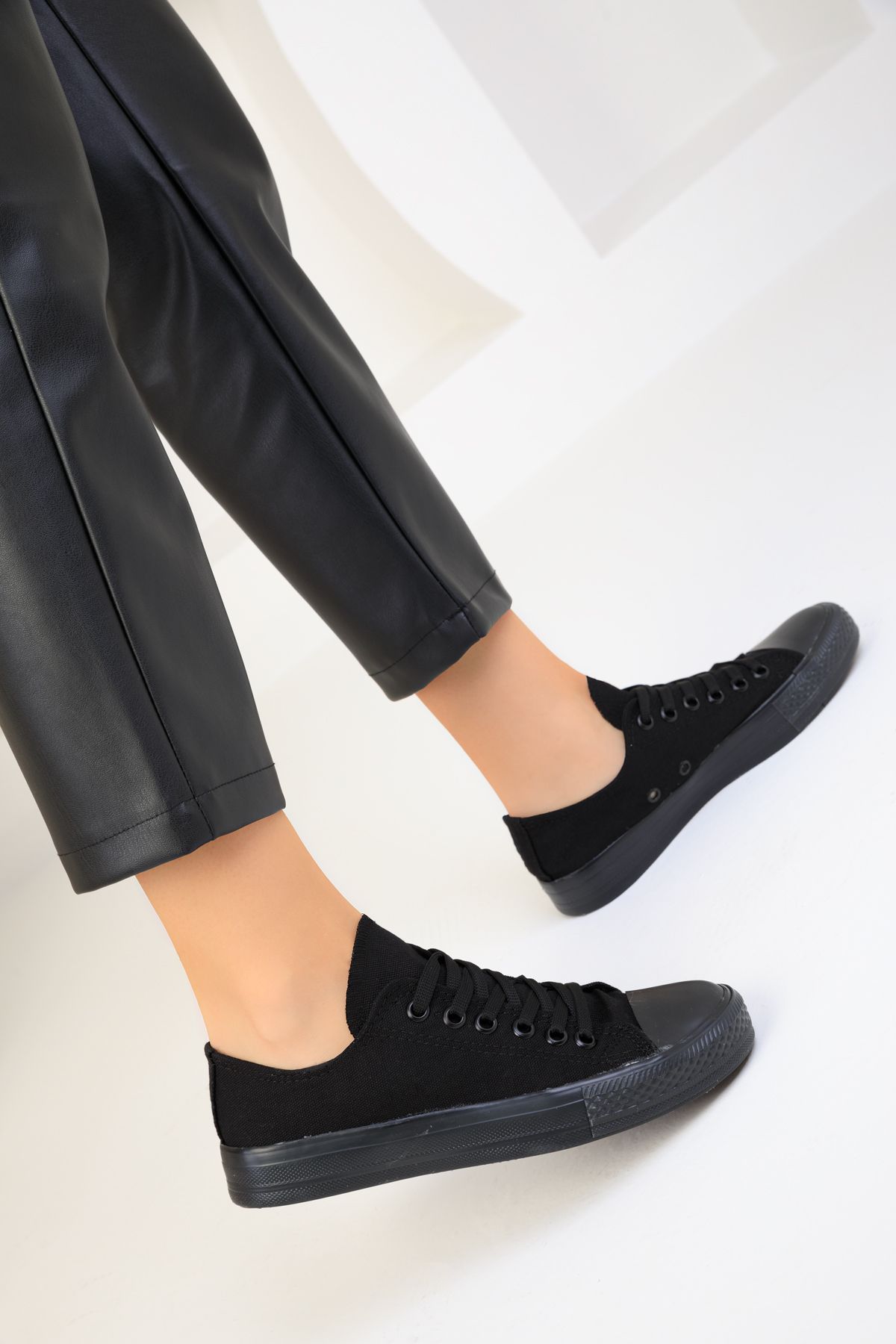 Adidași Soho negru-negru pentru femei 18078