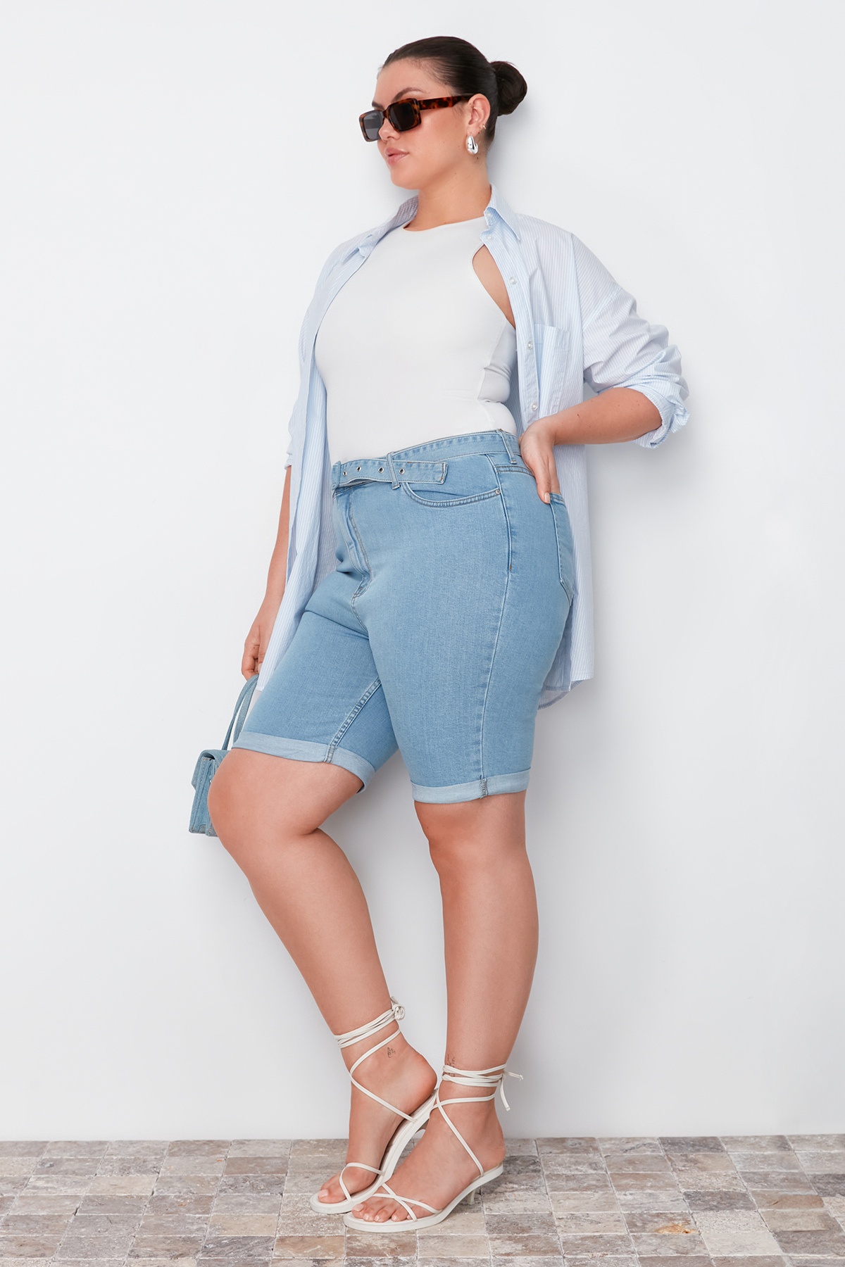 Trendyol Curve Light Blue Belted Flexible Skinny Denim Shorts