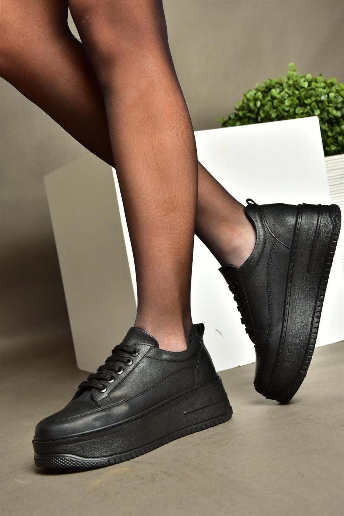 Levně Fox Shoes P274117509 Black/Black Women's High Heeled Sneakers Sneakers