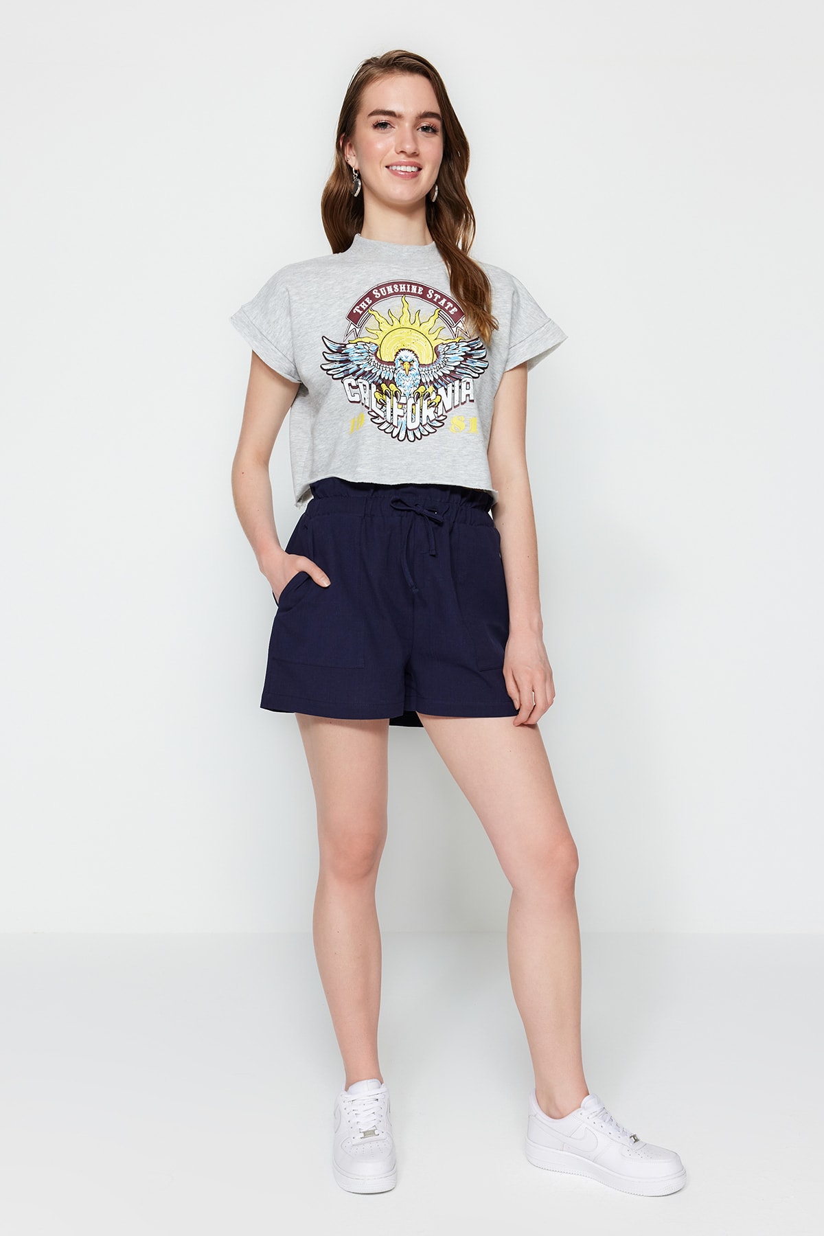Trendyol Navy Blue Woven Shorts With Pockets With An Elastic Waist