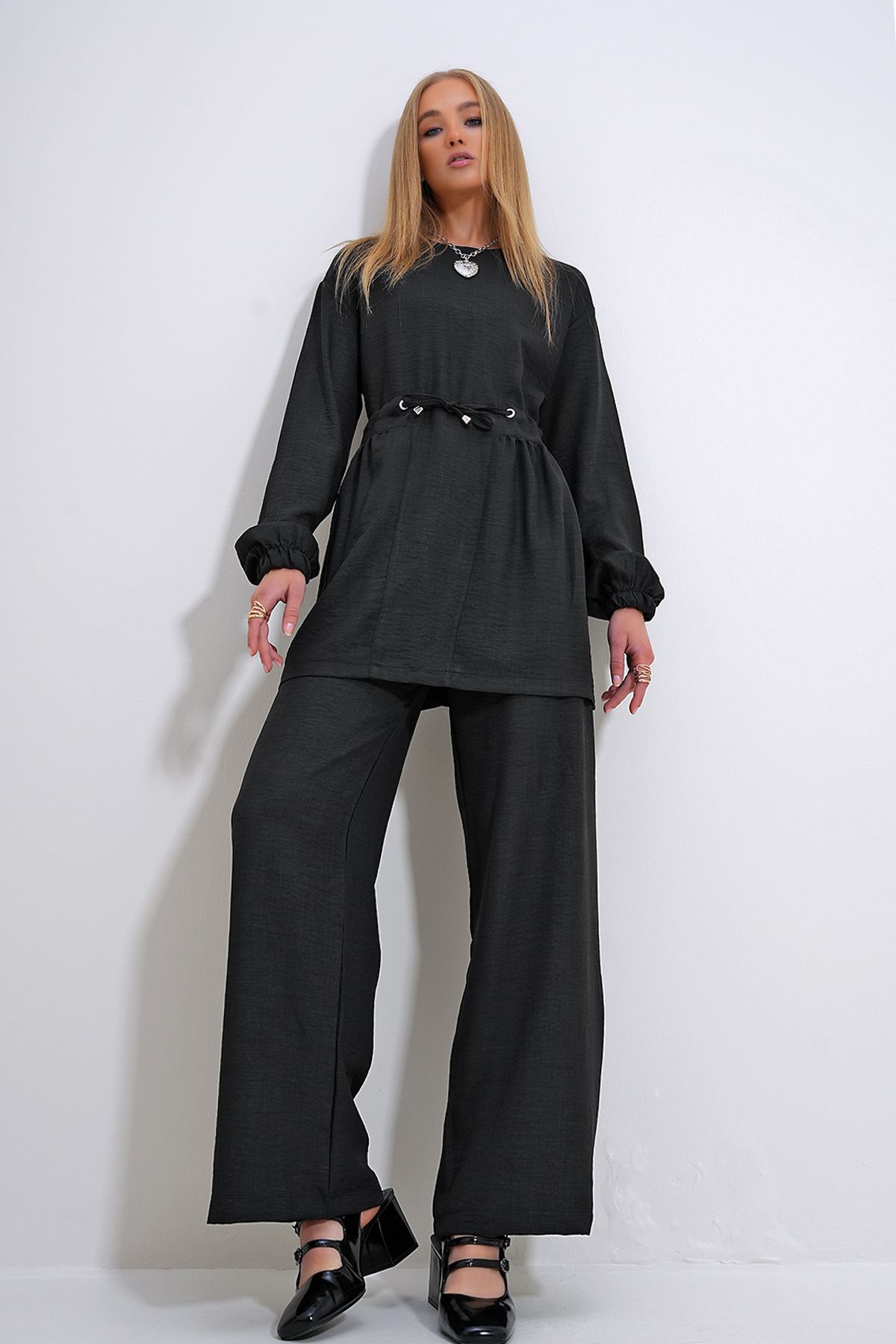 Trend Alaçatı Stili Women's Black Crew Neck Self-Belt Palazzo Trousers Tunic Suit