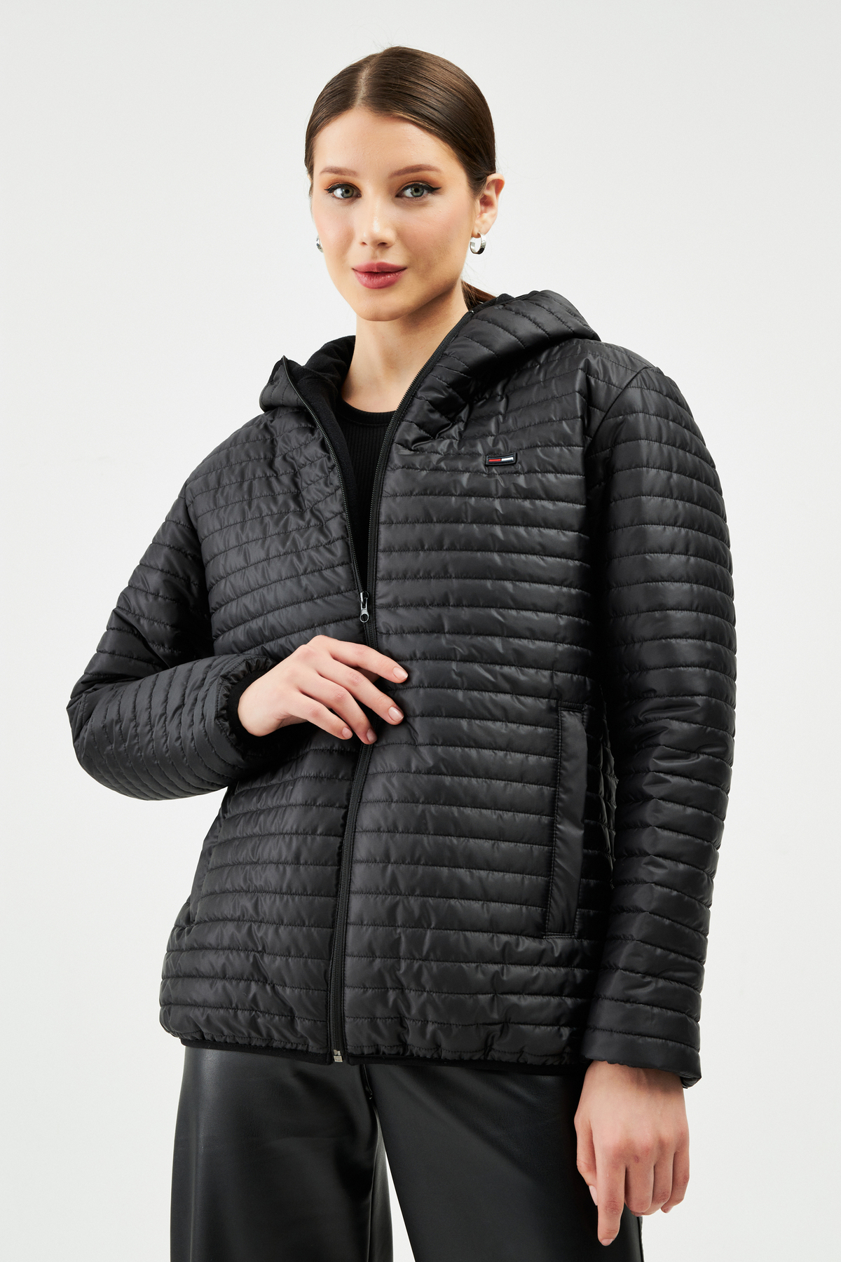 Levně River Club Dámský černý kabát s kapucí s vnitřní podšívkou a větruodolným kabátem.