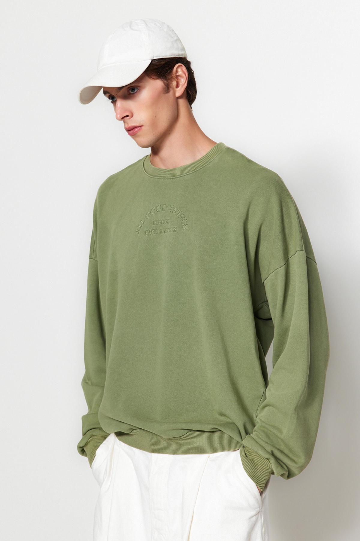 Levně Trendyol Light Khaki Men's Oversize/Wide-Collar Weared/Faded-Effect Text and Embroidered Cotton Sweatshirt.