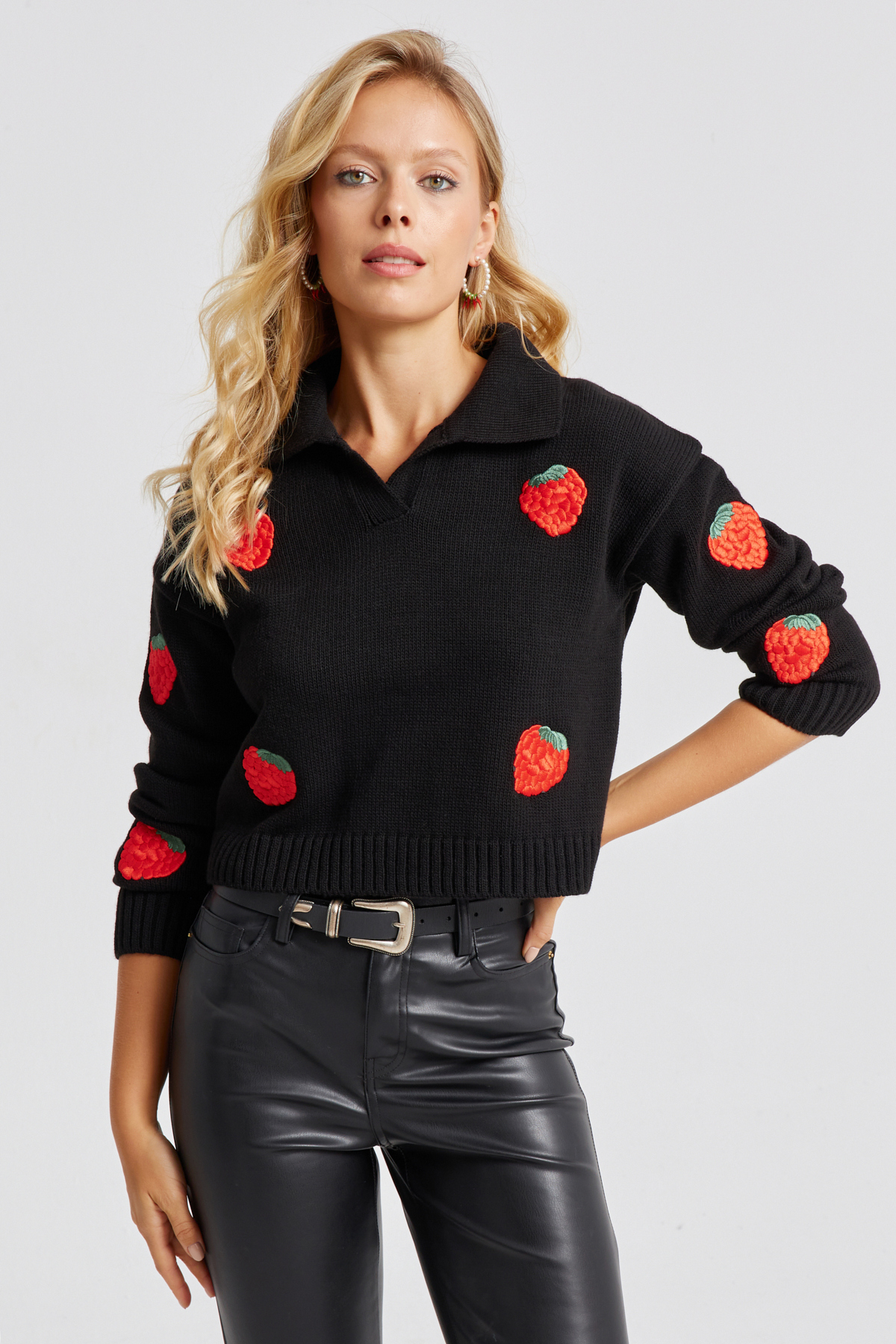 Cool & Sexy Women's Black Strawberry Patterned Knitwear Sweater