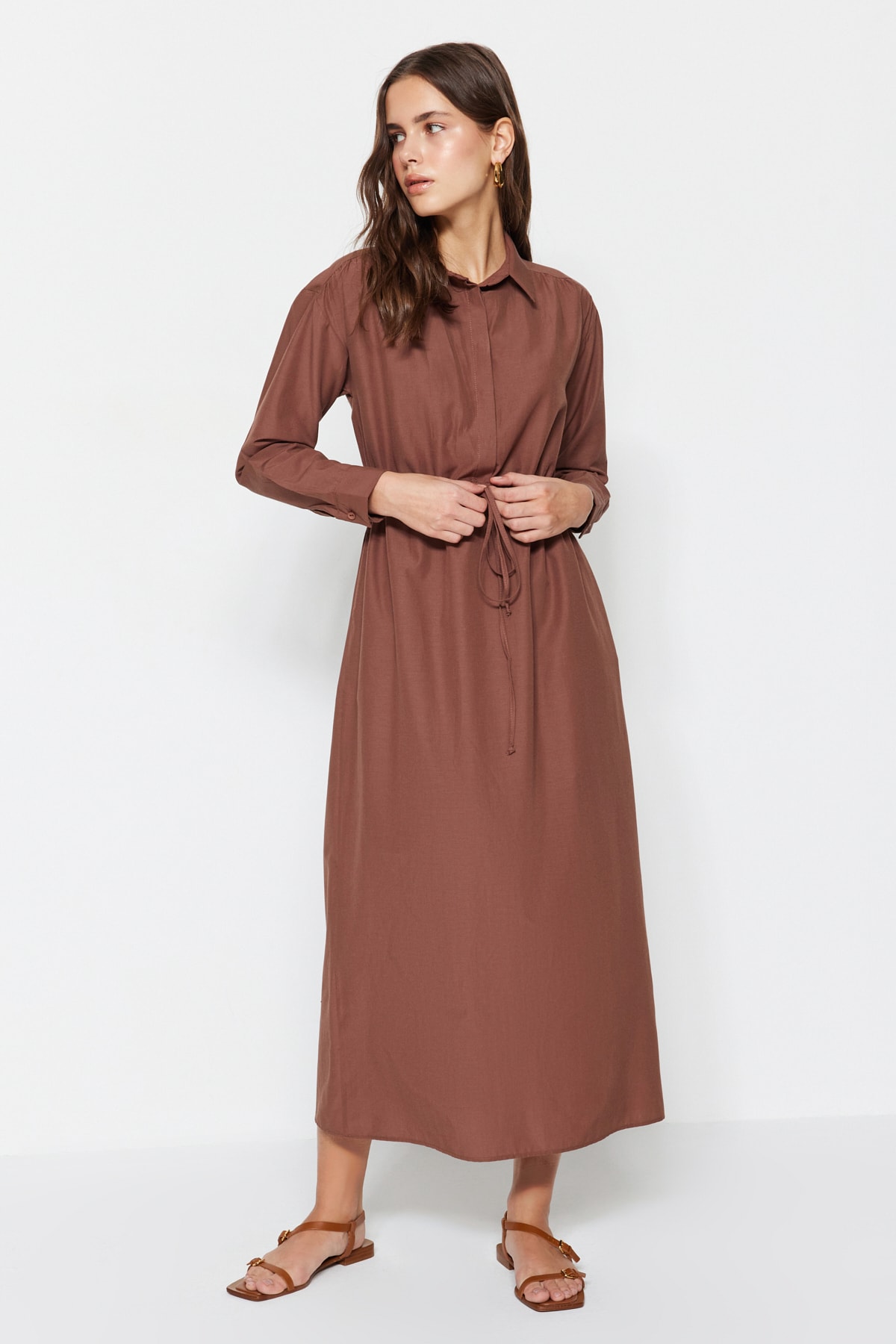 Trendyol Темно-коричнева бавовняна ткана сукня зі смоктаною талією
