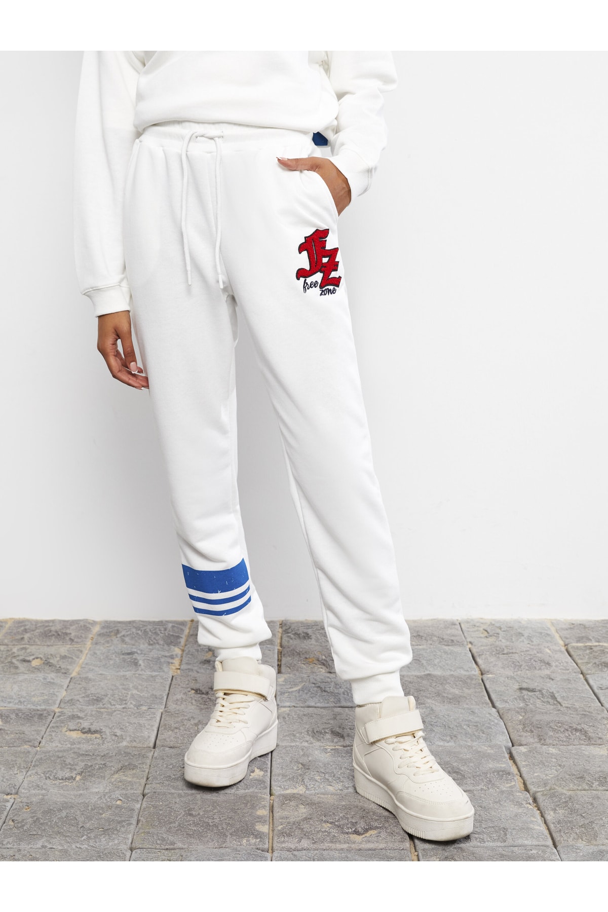 LC Waikiki pantaloni de trening joggers pentru femei cu buzunar detaliat imprimat elastic talie.