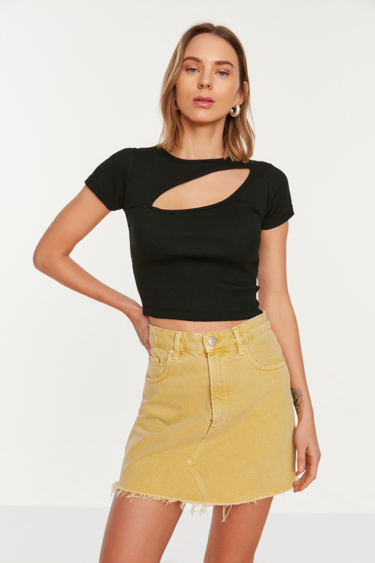 Levně Trendyol Black Cut Out Detail Fitted Crop Crew Neck Ribbed Stretch Knitted Blouse