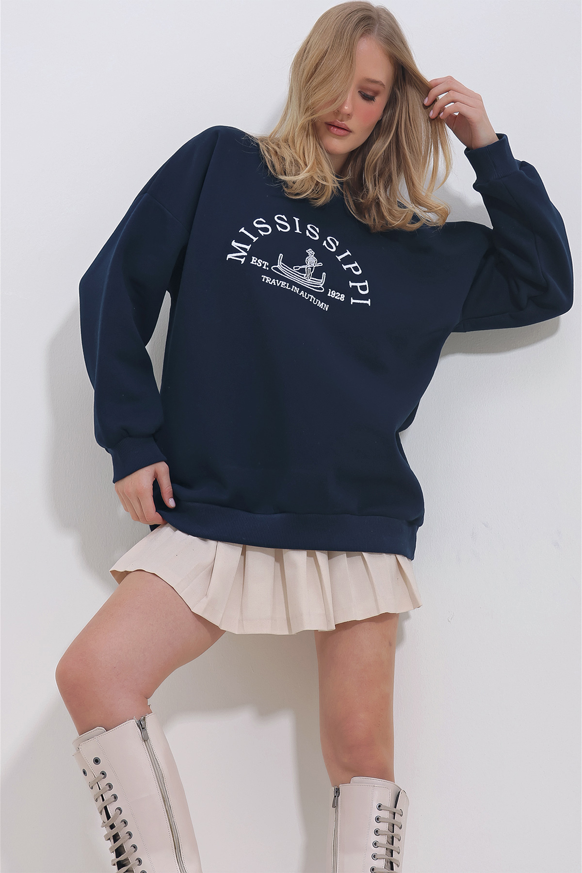 Trend Alaçatı Stili Women's Navy Blue Crew Neck 3 Thread Inner Raising Embroidered Oversize Sweatshirt