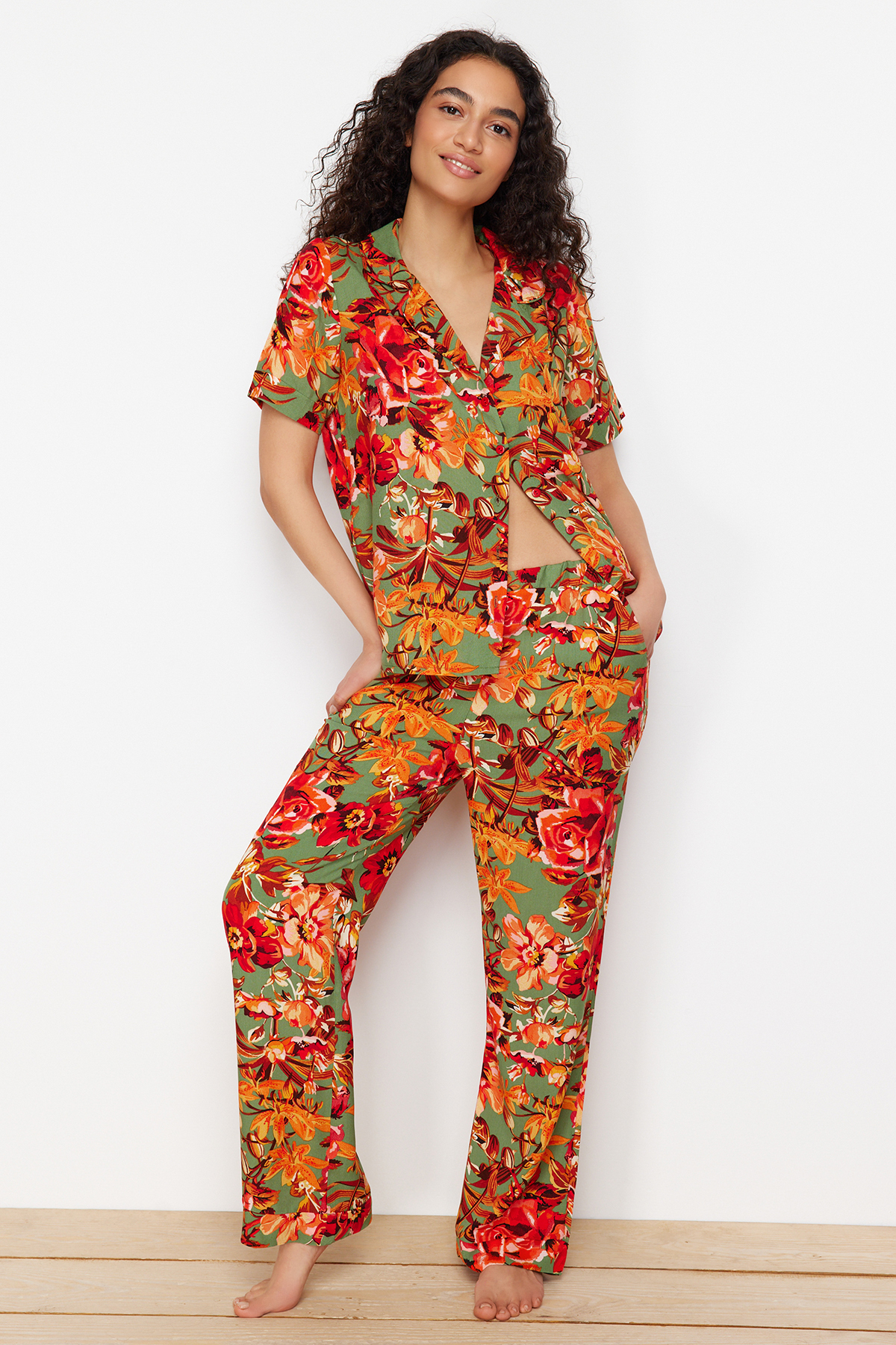 Levně Trendyol Multi Color Floral Viscose Woven Pajamas Set