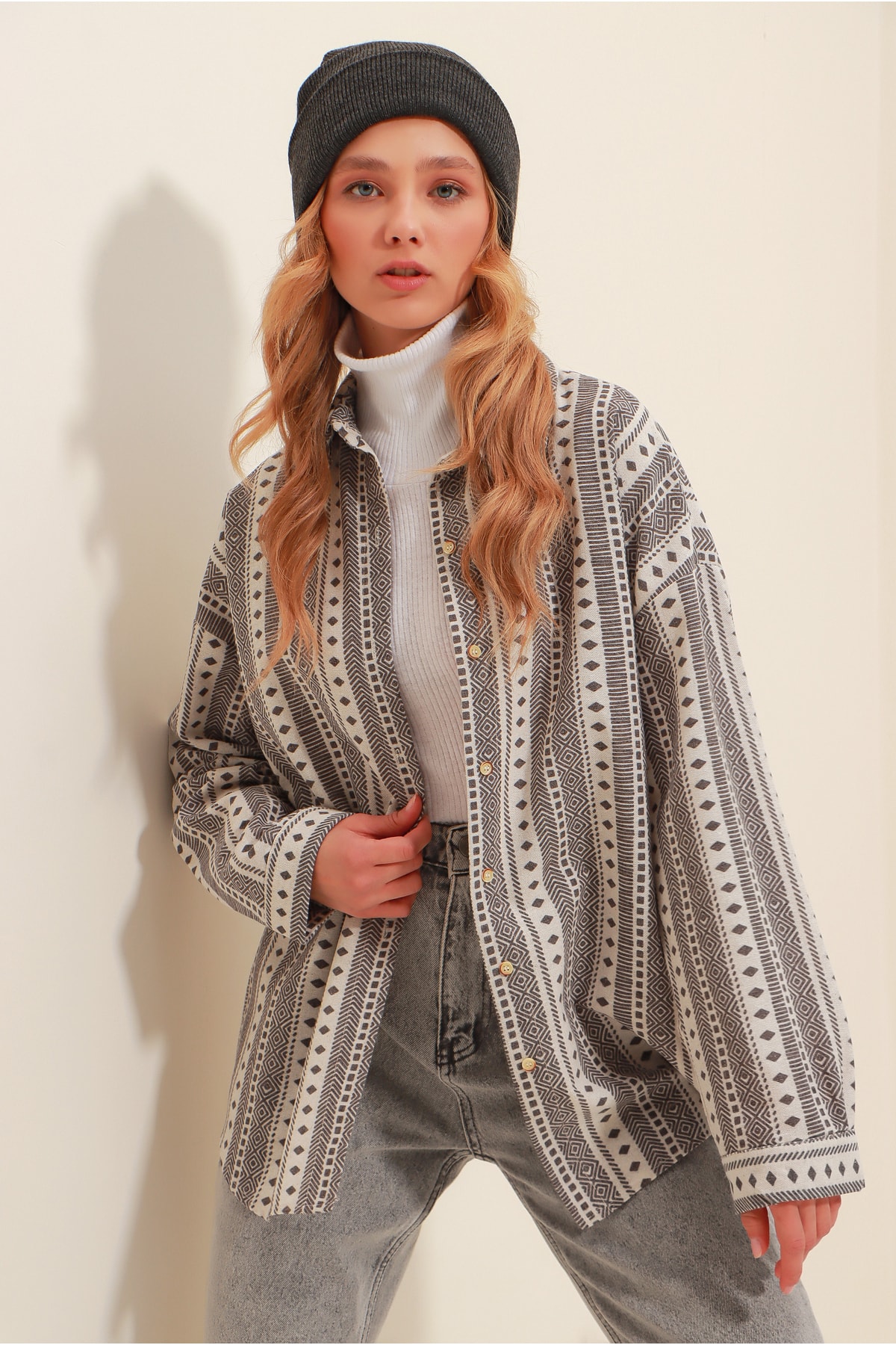 Levně Trend Alaçatı Stili Women's Gray Ethnic Patterned Oversize Woven Winter Shirt