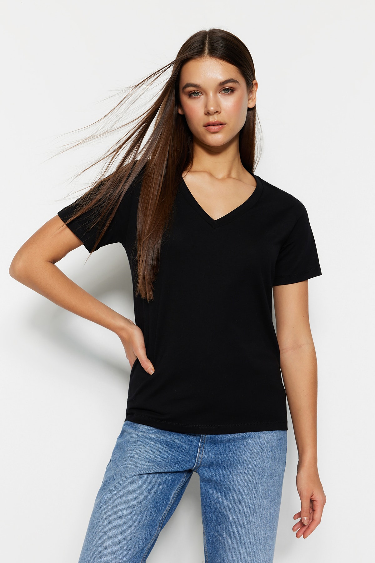 Levně Trendyol Black 100% Cotton Basic V-Neck Knitted T-Shirt