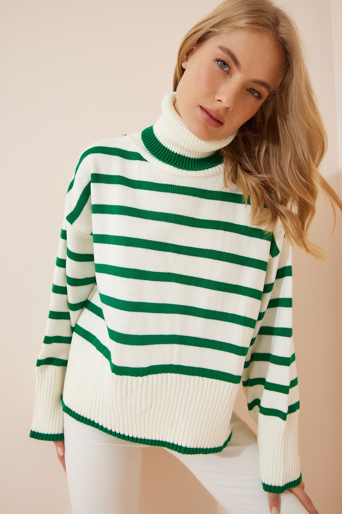 Levně Happiness İstanbul Women's Bone Green Striped Turtleneck Oversize Knitwear Sweater