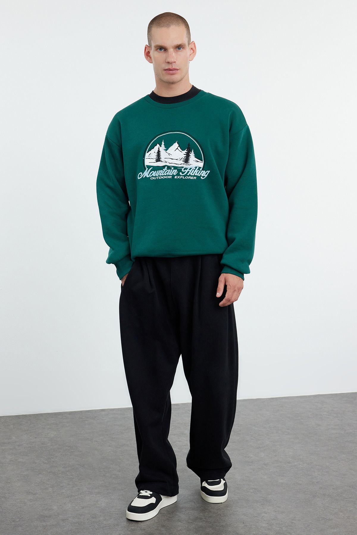 Trendyol Emerald Green Oversize/Wide Cut Embroidered Sweatshirt with Fleece Inside