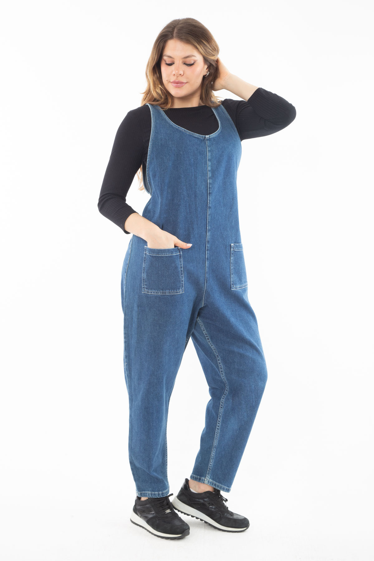 Levně Şans Women's Plus Size Blue V-Neck Pocket Denim Jumpsuit
