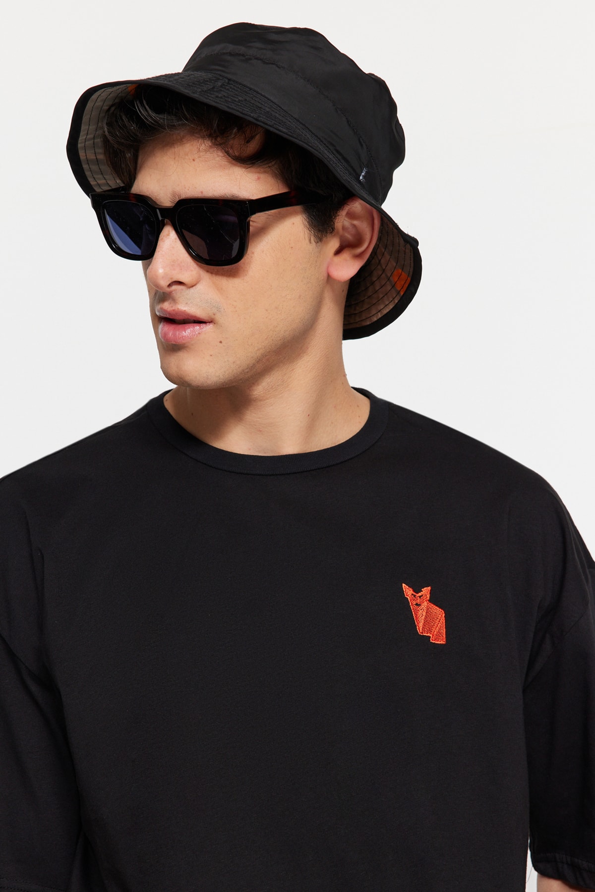 Levně Trendyol Black Oversize Crew Neck Short Sleeve Fox Embroidered 100% Cotton T-Shirt