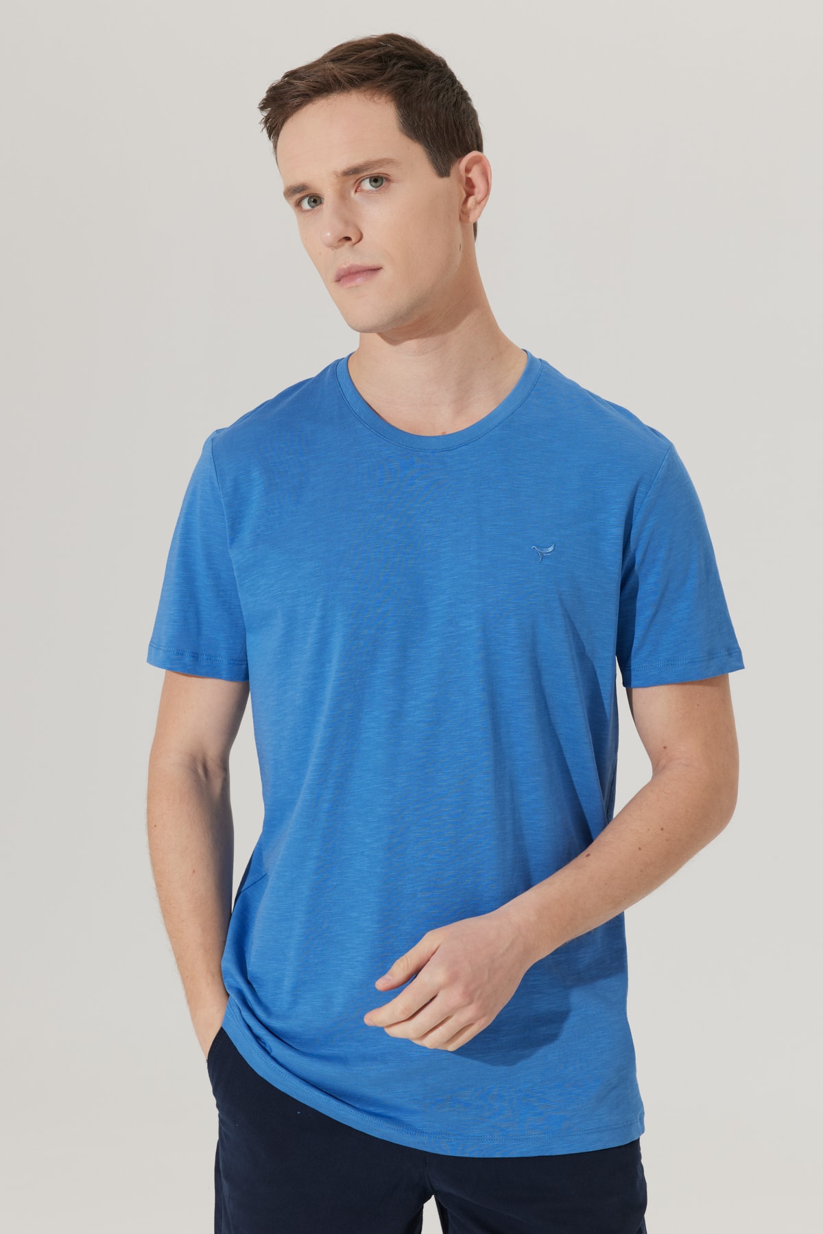 Levně ALTINYILDIZ CLASSICS Pánské tričko s logem Indigo Slim Fit Slim Fit s kulatým výstřihem 100% bavlna.
