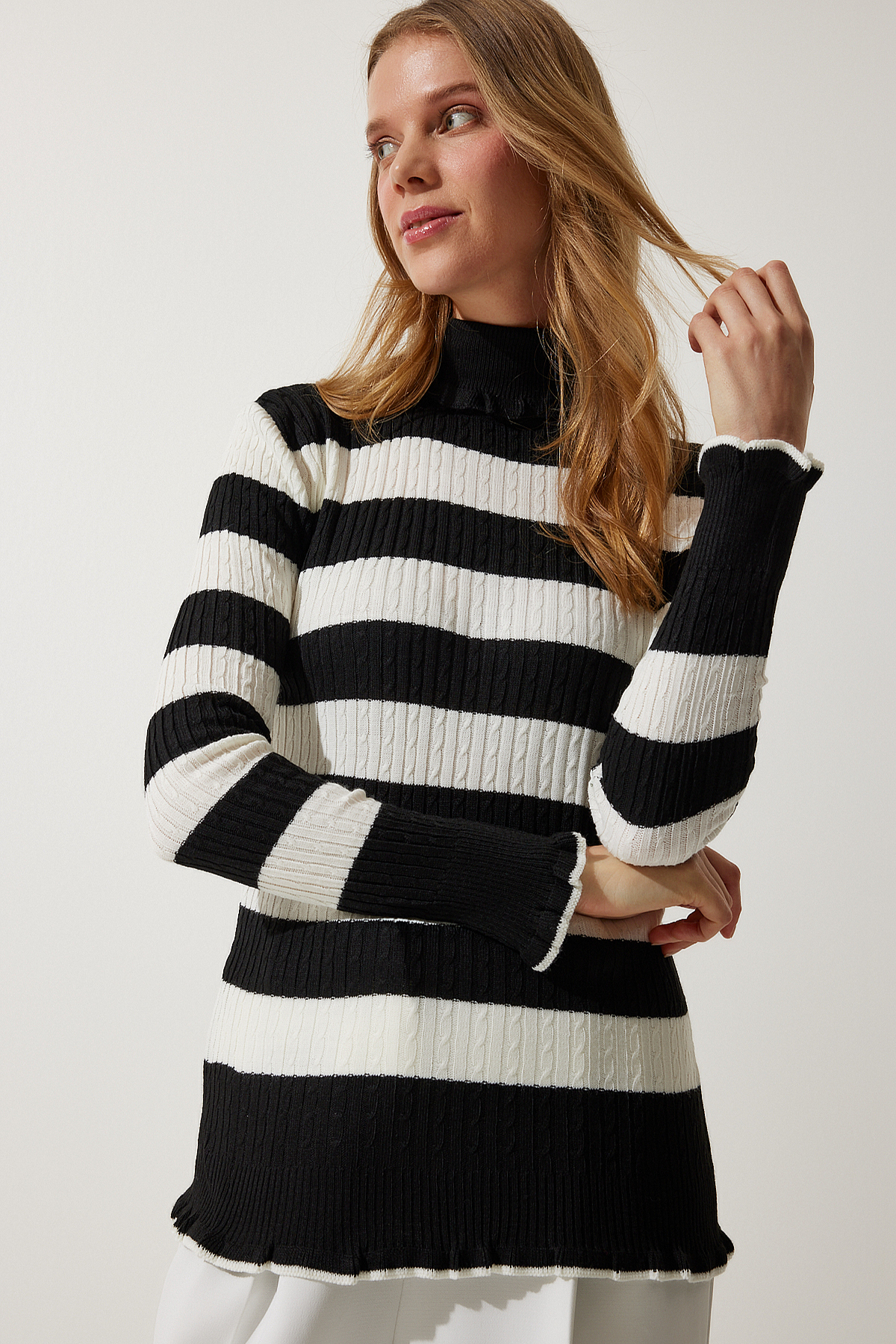 Levně Happiness İstanbul Women's Black Ecru Turtleneck Frilly Striped Knitwear Sweater