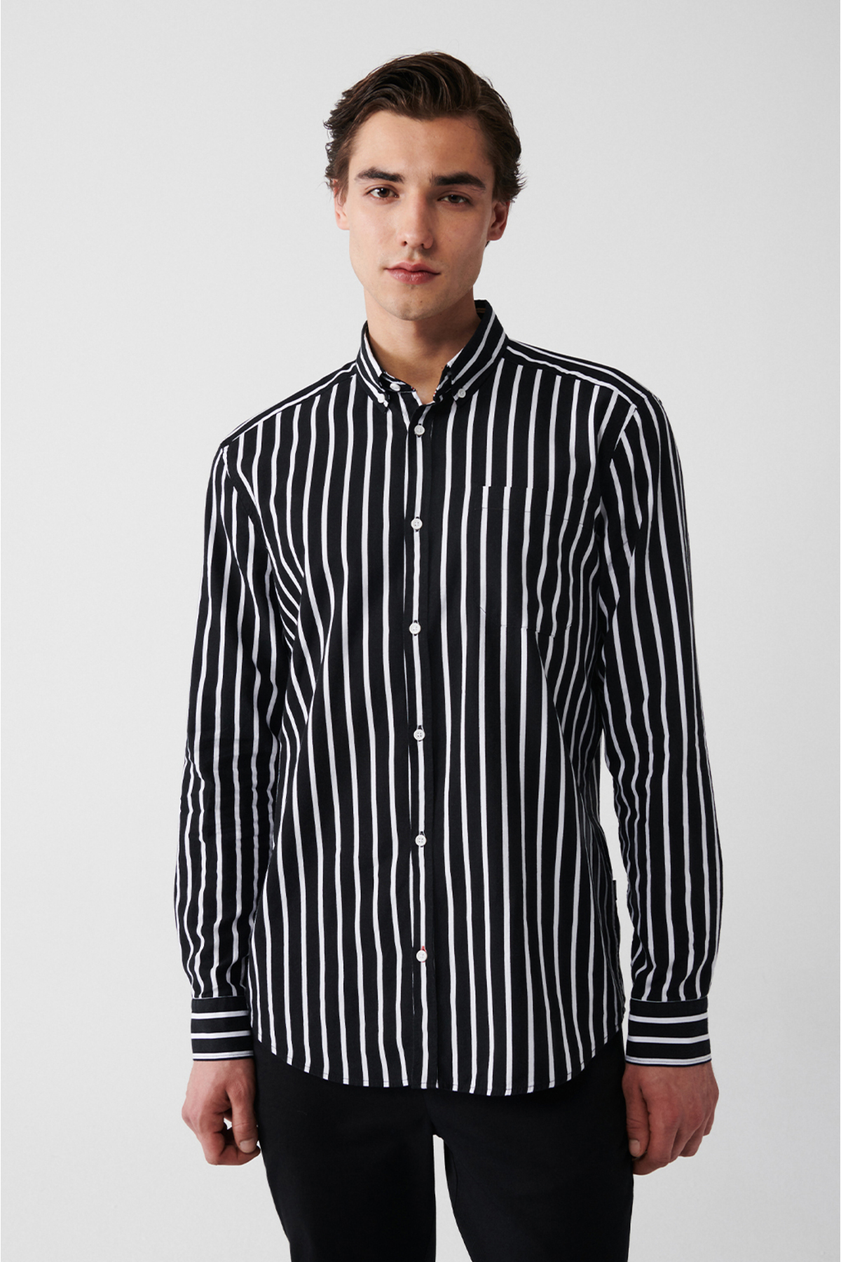 Levně Avva Men's Black 100% Cotton Oxford Buttoned Collar Striped Regular Fit Shirt