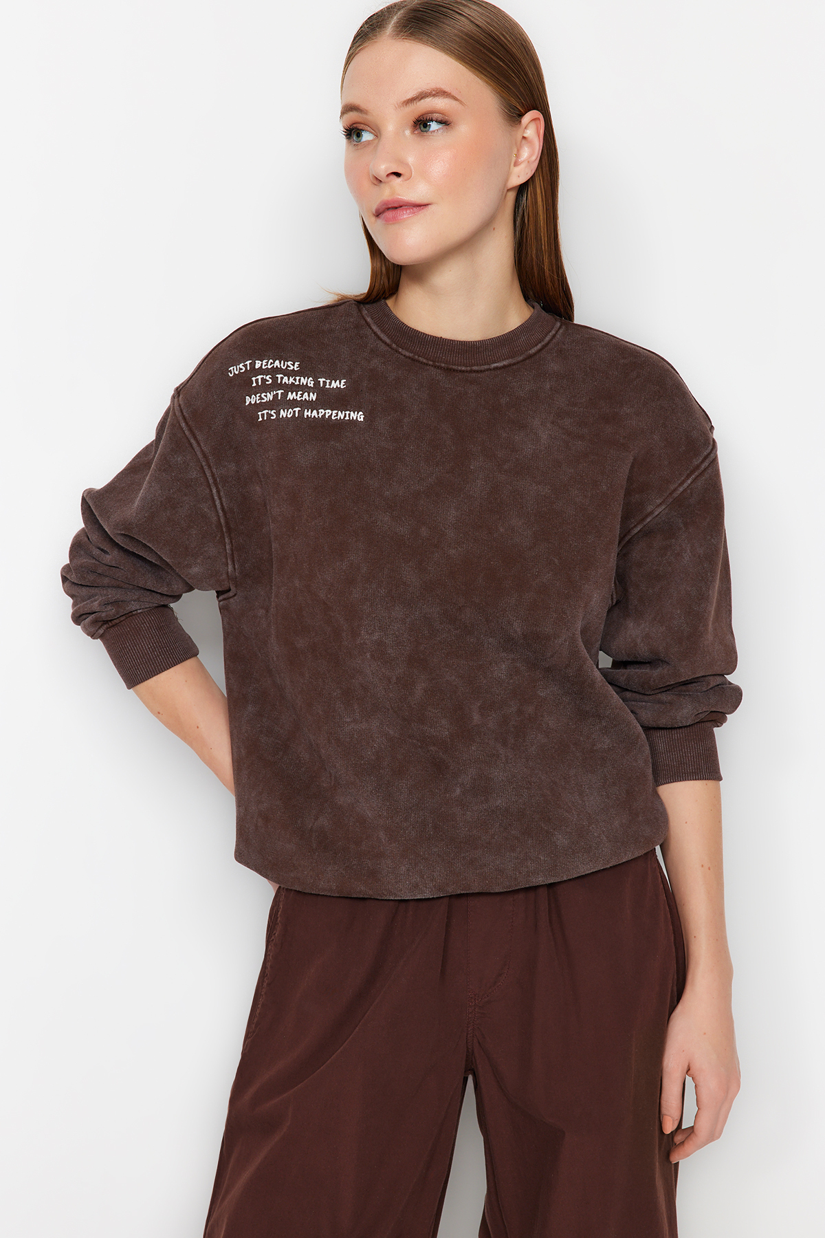 Trendyol Brown Worn/Faded Effect Thick Fleece Regular Fit Embroidered Knitted Sweatshirt