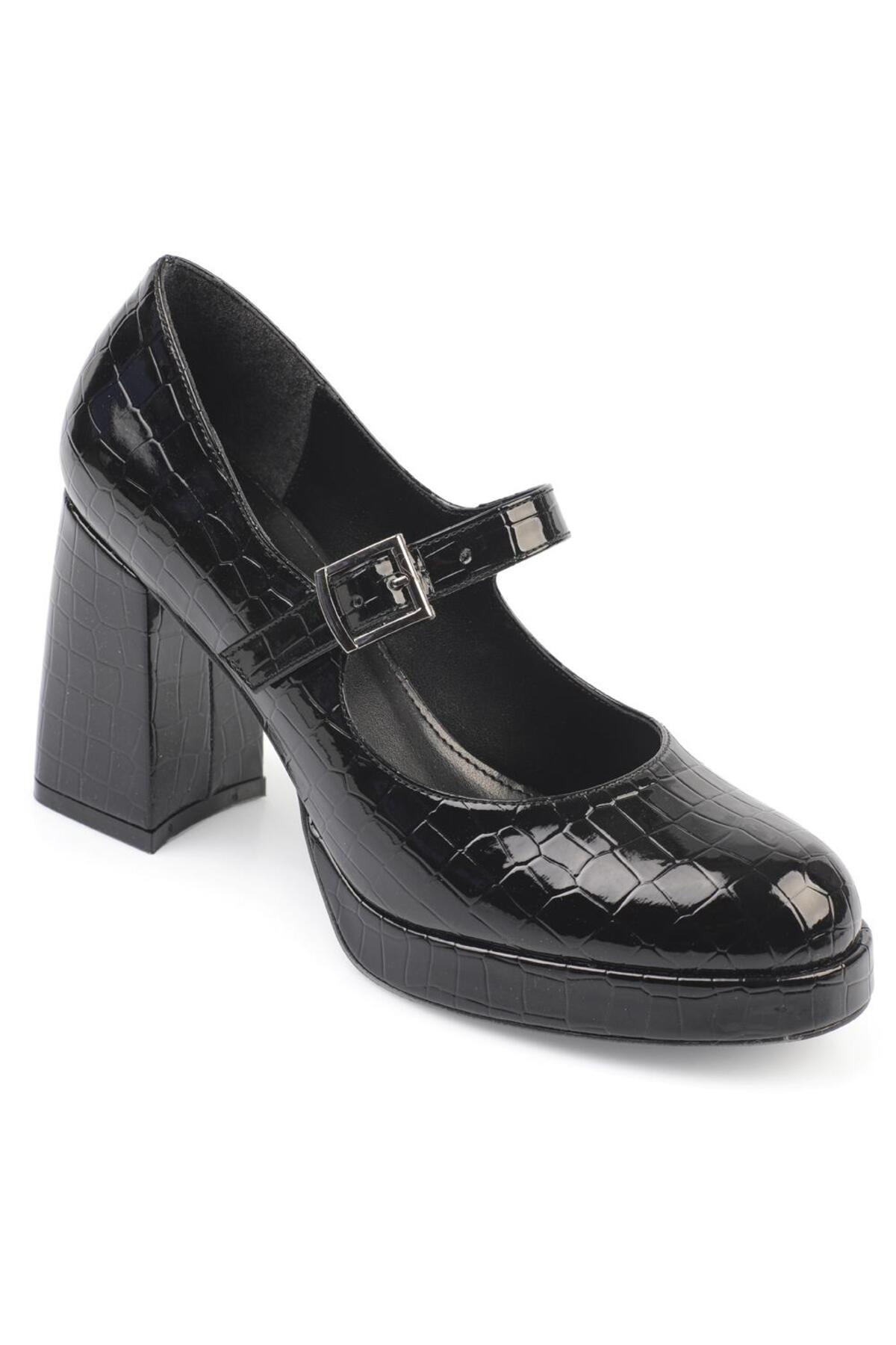 Capone Outfitters Capone Round Toe Banded Buckle Platform Women's Shoes