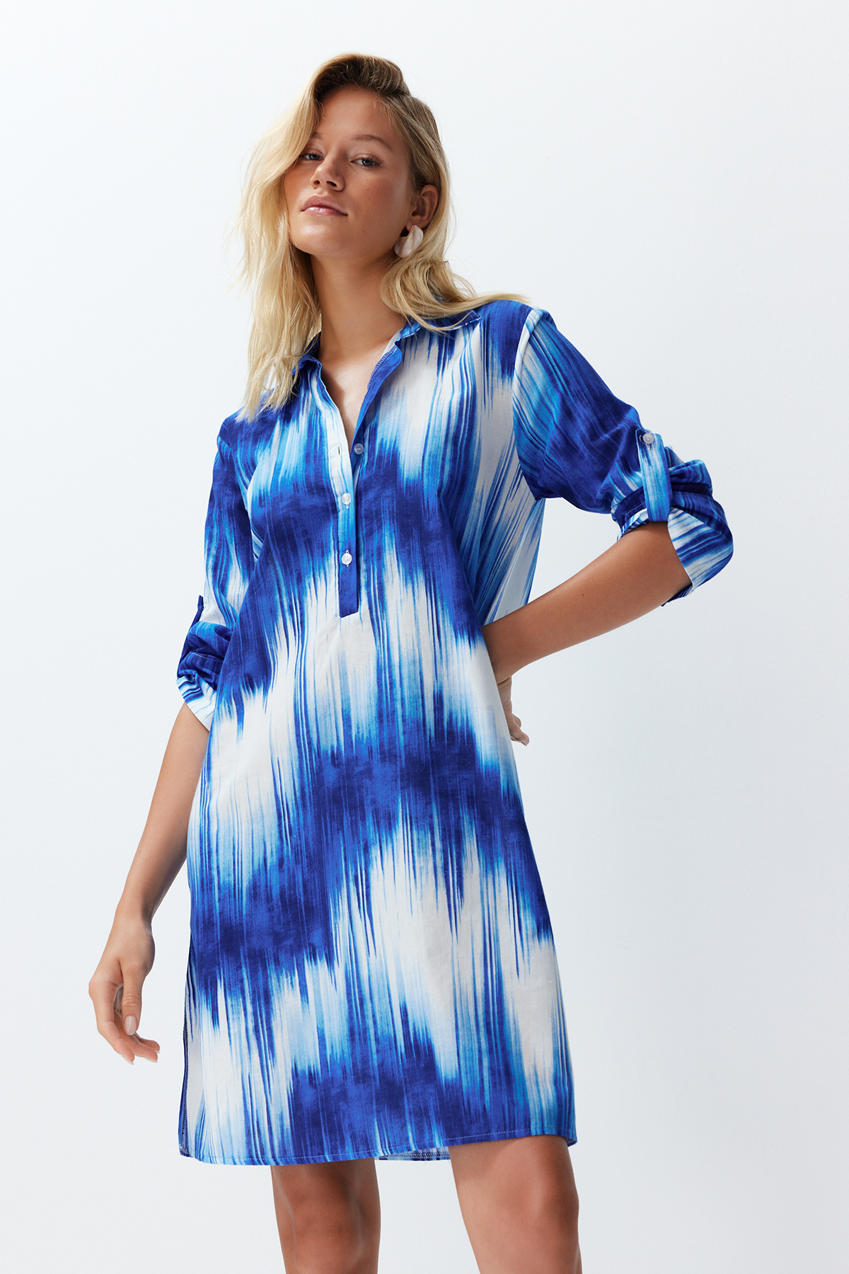 Levně Trendyol Blue Abstract Patterned Belted Midi Woven 100% Cotton Beach Dress with Ribbon Accessories