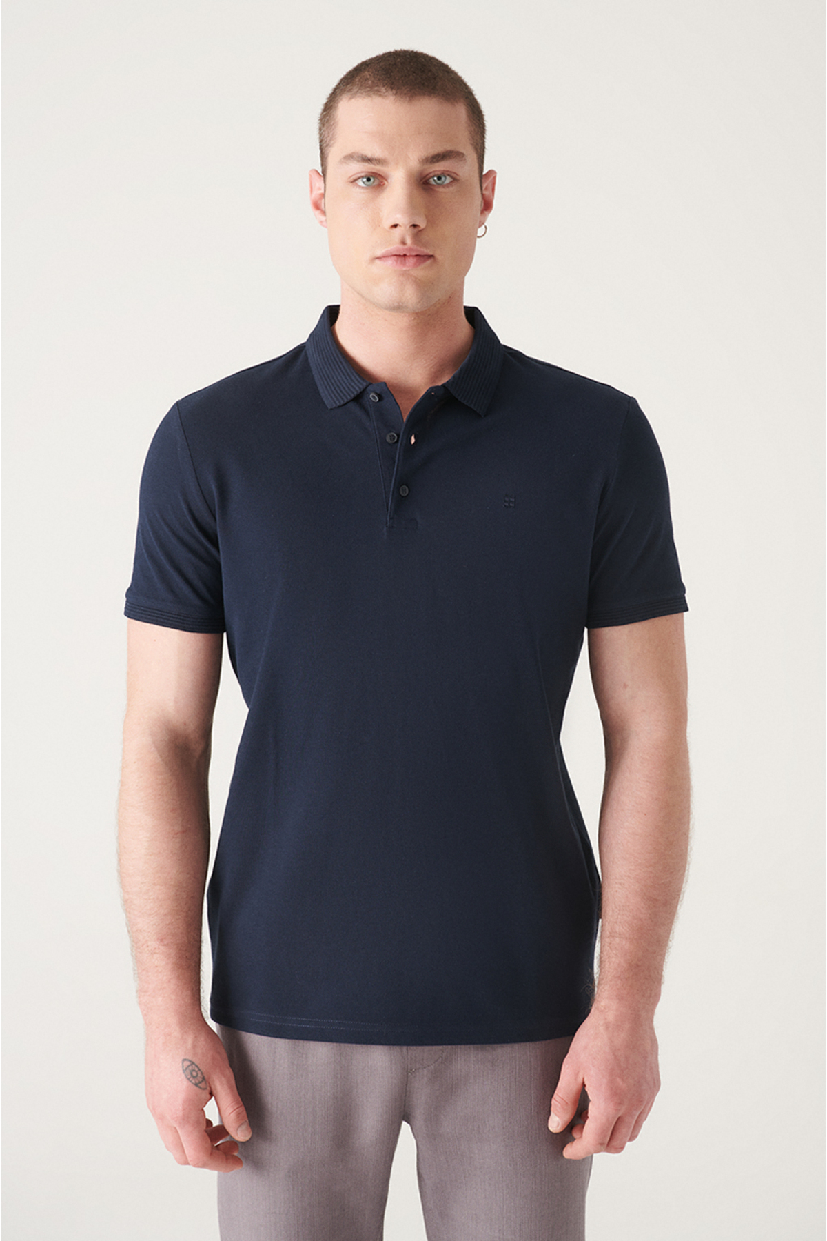 Levně Avva Men's Navy Blue 100% Egyptian Cotton Regular Fit 3 Button Polo Neck T-shirt