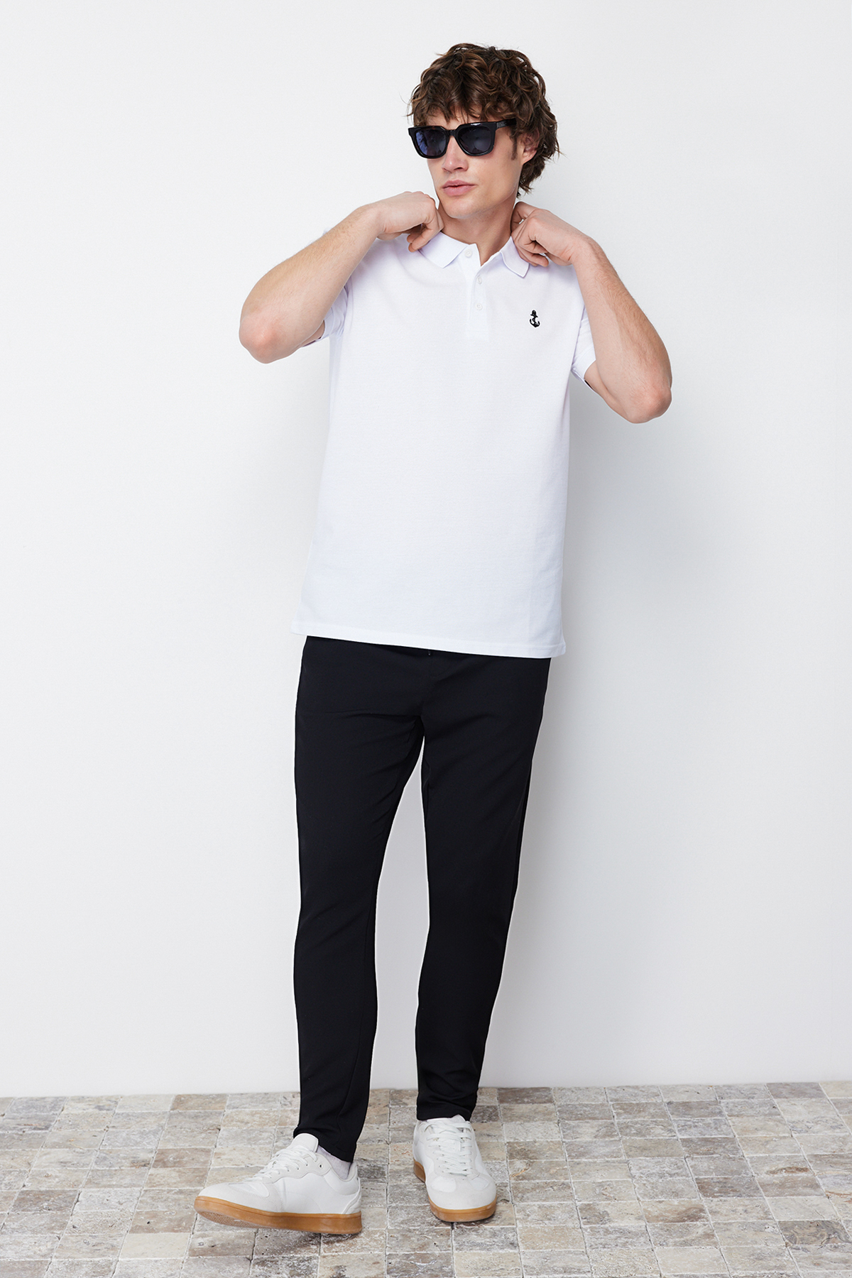 Levně Trendyol White Regular Short Sleeve Textured 100% Cotton Polo Neck T-shirt