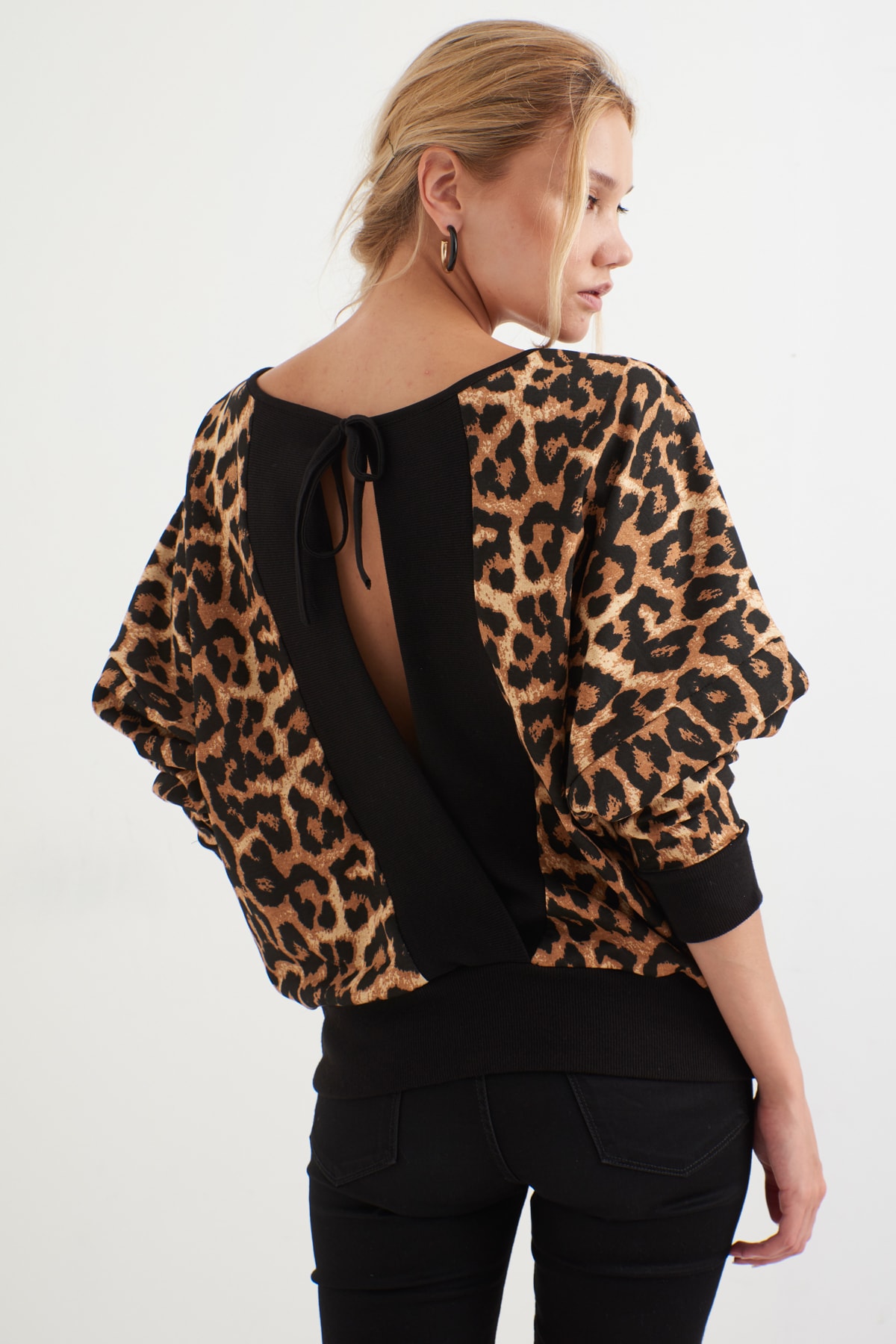 Cool & Sexy Women's Black - Camel Leopard Print Open Back Bat Sleeve Sweatshirt B161