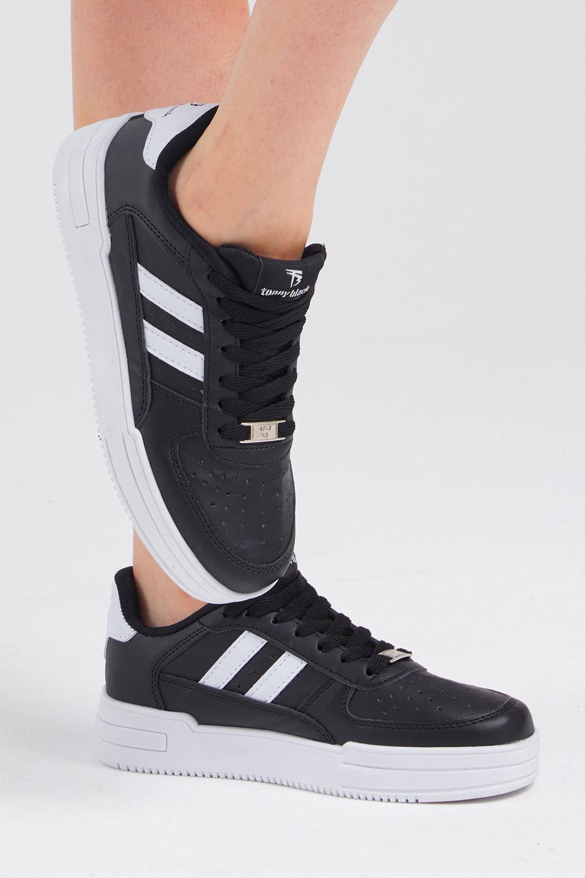Levně Tonny Black Unisex Black and White Striped Side Lace-up Comfortable Fit Sneaker.