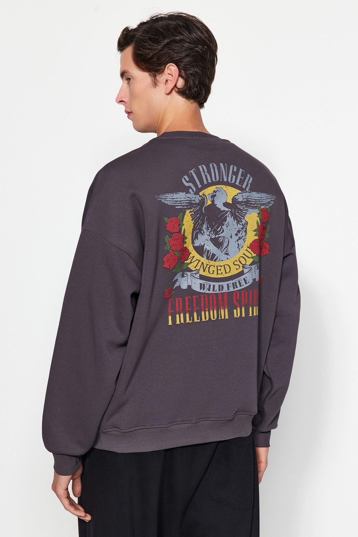 Levně Trendyol Anthracite Oversize/Wide-Fit Crew Neck Rock Printed Fleece Sweatshirt