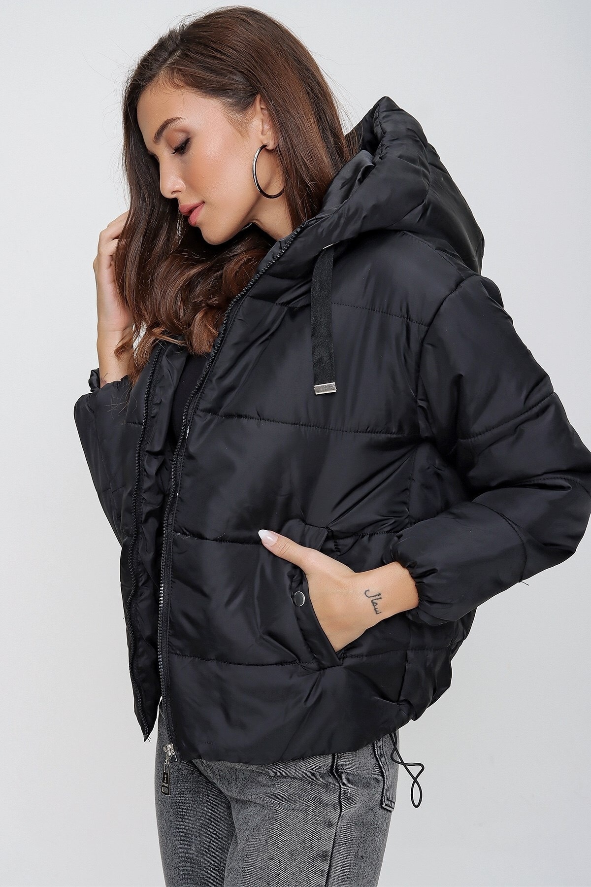 Levně By Saygı Dámský černý nafukovací kabát s elastickým pasem, kapsou a podšitou kapucí