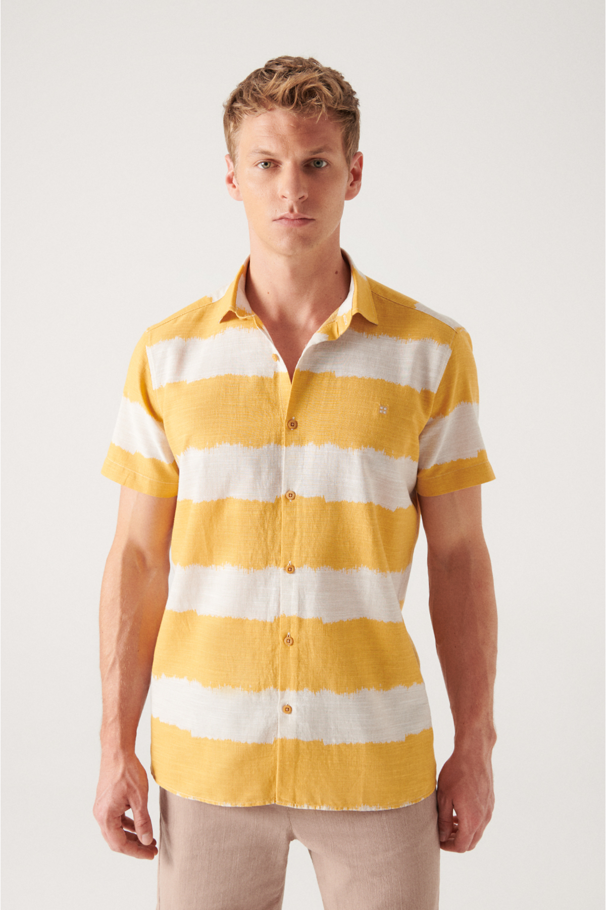 Levně Avva Men's Mustard Cotton Short Sleeve Shirt