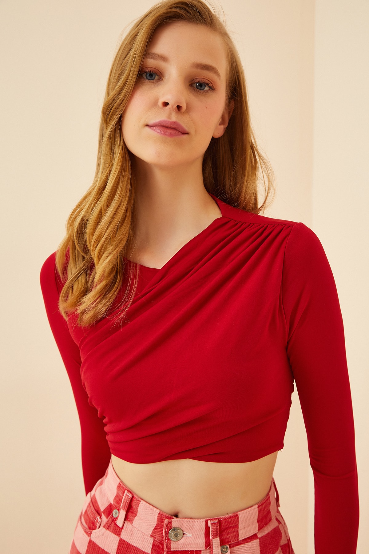 Levně Happiness İstanbul Women's Vivid Red Pleated Crop Knitted Blouse