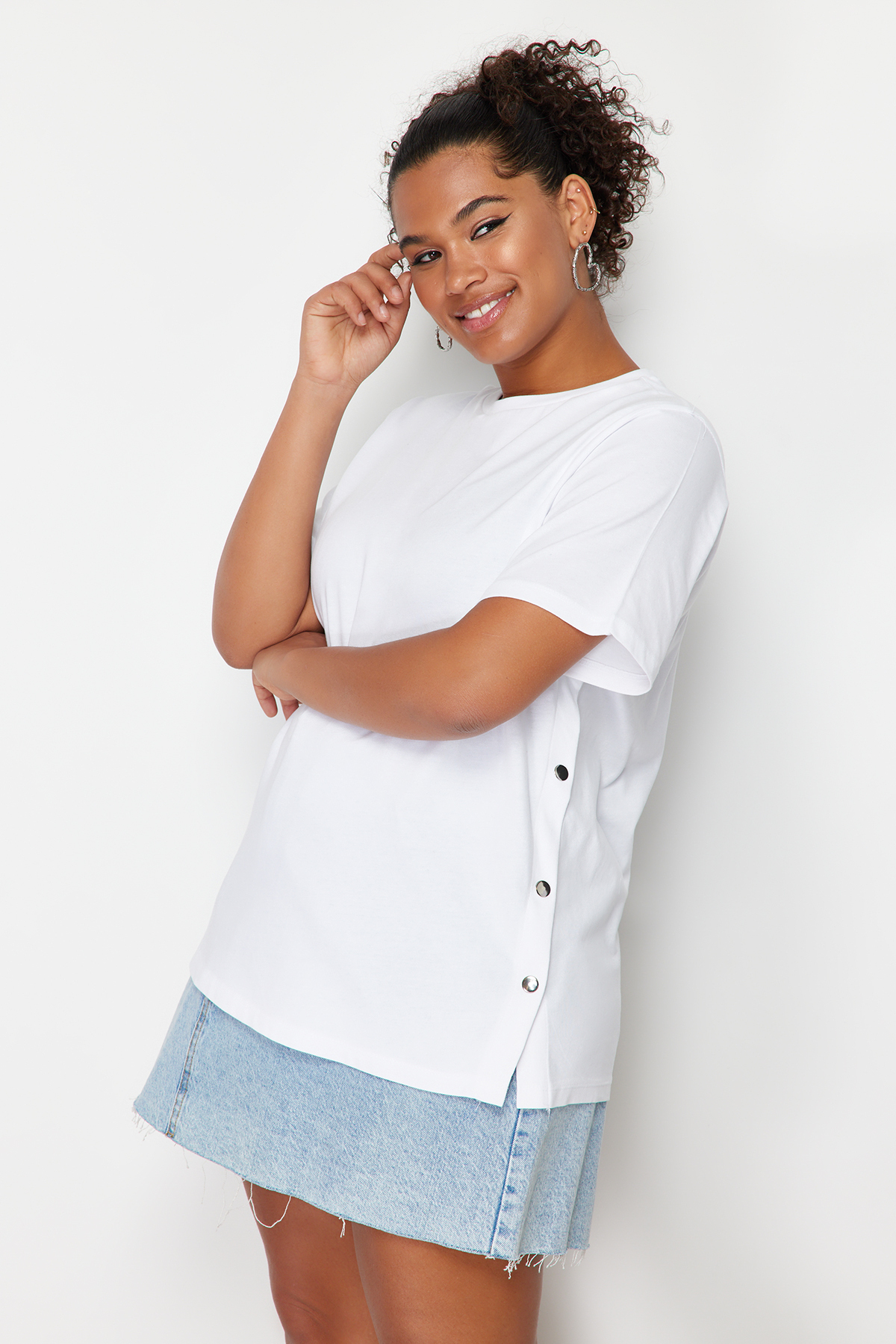 Levně Trendyol Curve White Button Detailed Knitted T-shirt