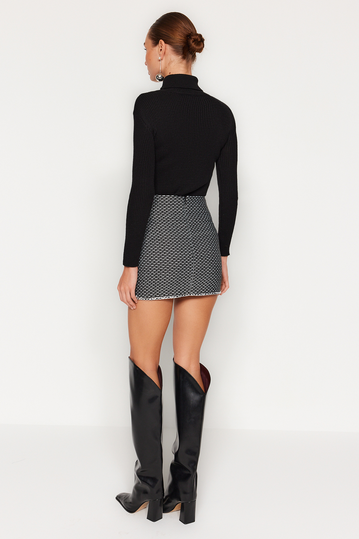 Levně Trendyol Black High Waist Hem Chain Detailed Tweed Fabric Mini Woven Skirt