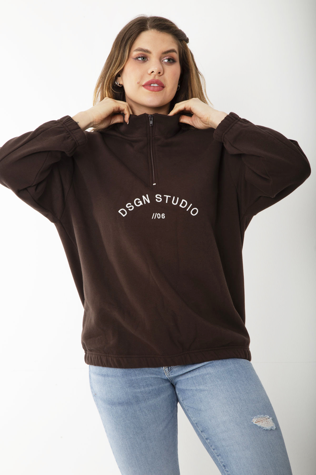 Levně Şans Women's Plus Size Brown Inner Raising Front Pat Zipper Embroidered Sweatshirt