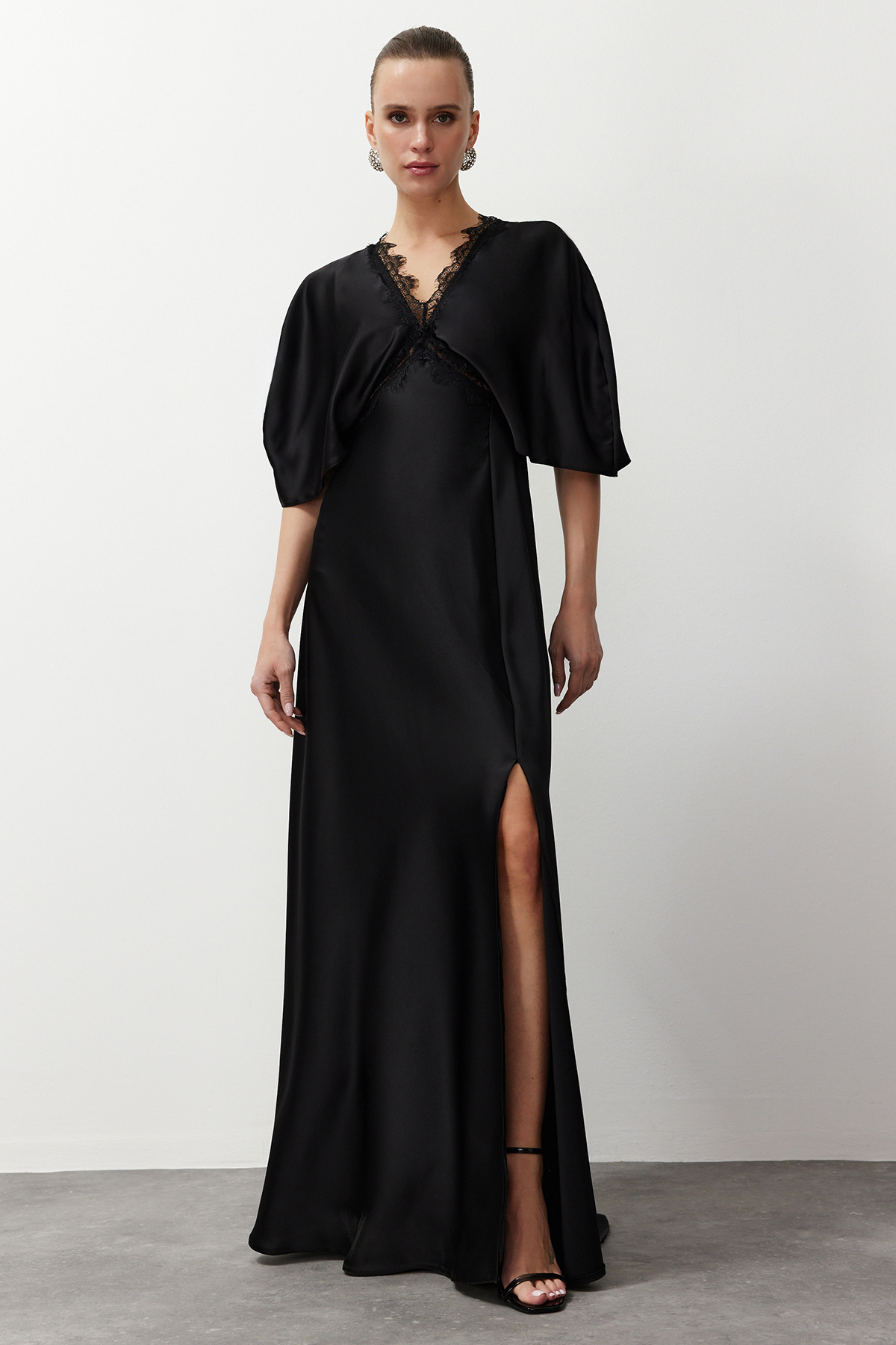 Levně Trendyol Black Lace Detailed Satin Long Evening Dress