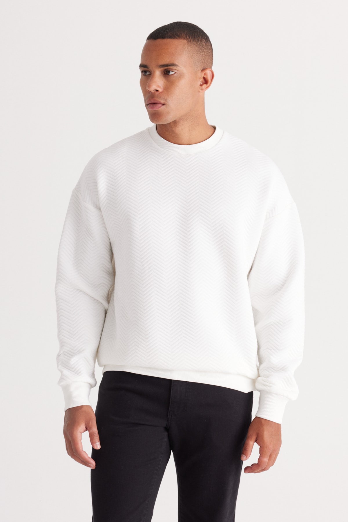 Levně AC&Co / Altınyıldız Classics Men's Ecru Loose Fit 3 Thread Crew Neck Cotton Sweatshirt with Fleece Inside