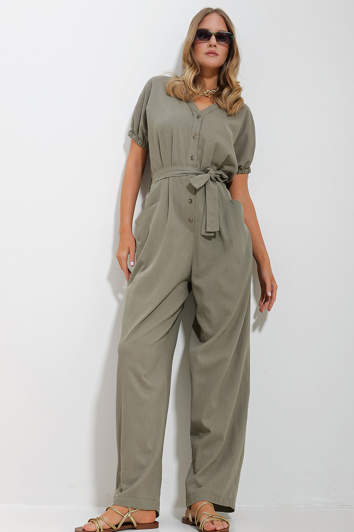 Levně Trend Alaçatı Stili Women's Khaki Front Buttoned Double Pocket Mikanos Linen Jumpsuit