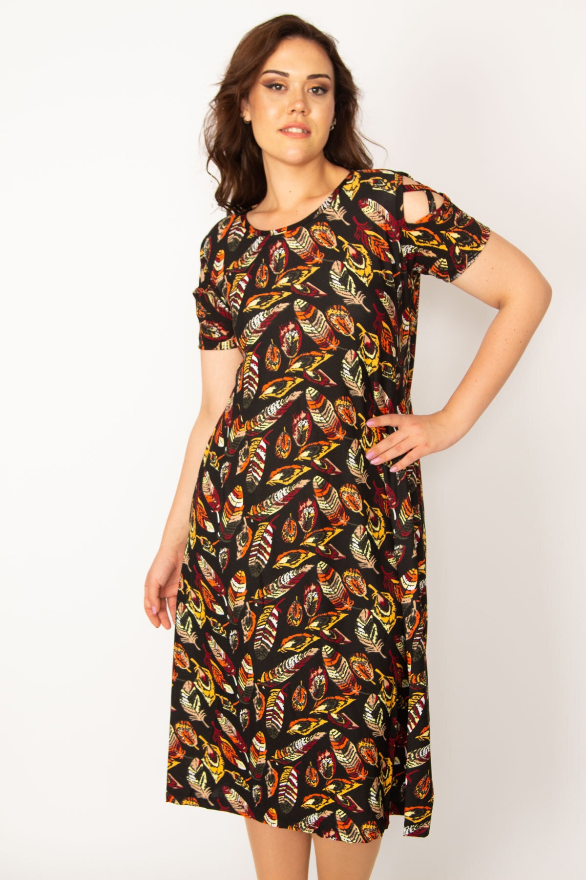 Levně Şans Women's Plus Size Multicolored Floral Patterned Dress with Decollete