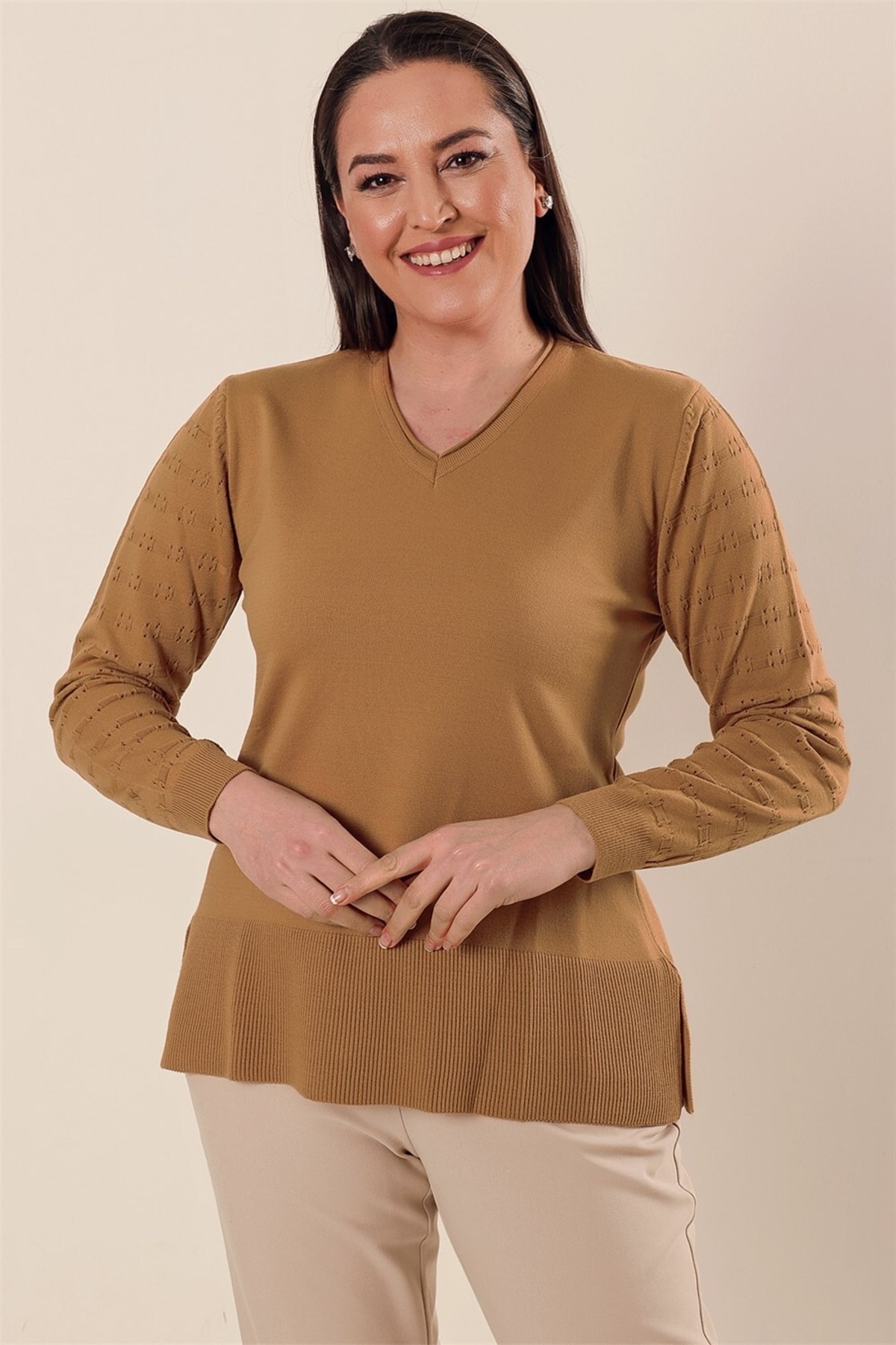 От Saygı V-образно деколте акрилен пуловер норка плюс размер с шарени ръкави и цепки в страните.