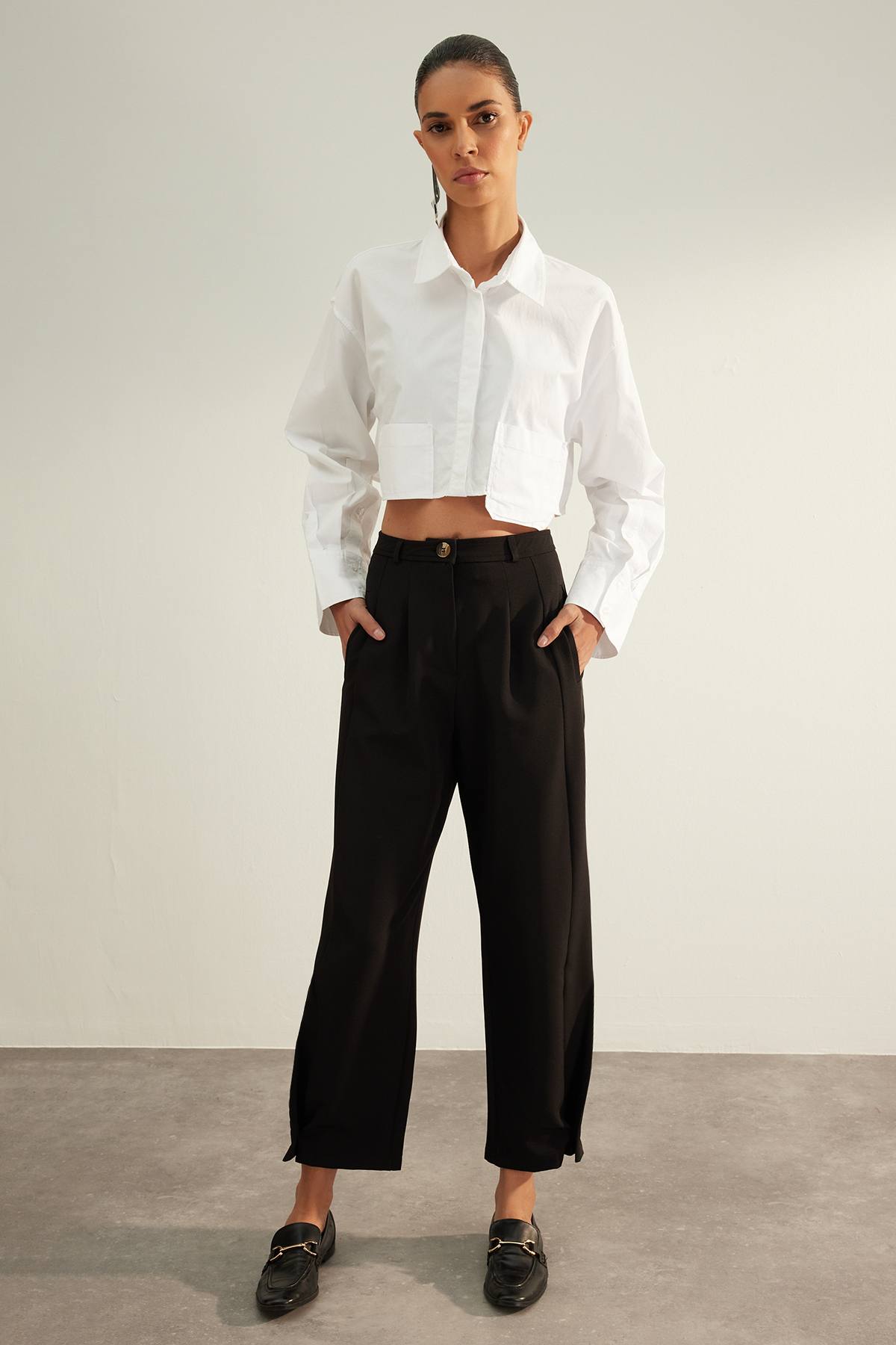Levně Trendyol Black Prémiová kvalita Culotte Široké knoflíky na nohavicích Detailní tkané kalhoty
