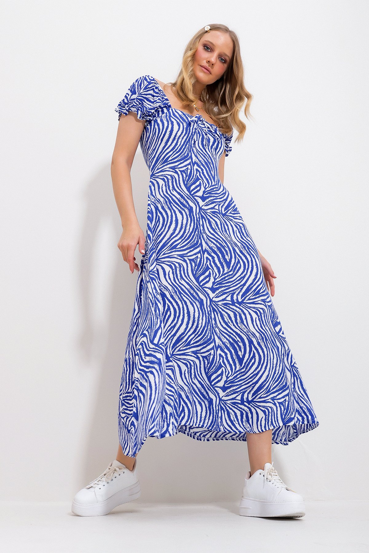 Trend Alaçatı Stili Women's Saxe Blue Square Neck Floral Pattern Woven Dress
