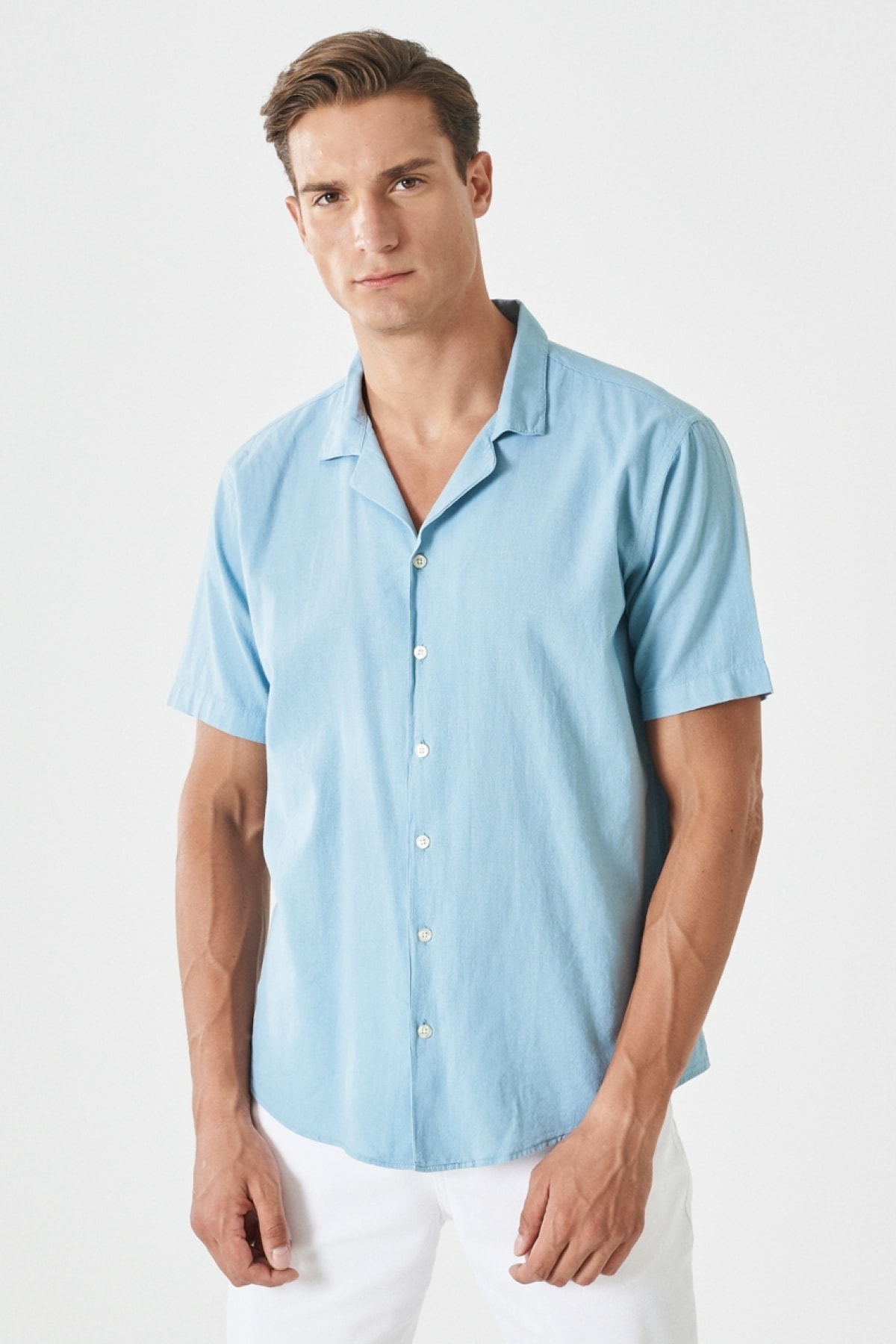 Levně ALTINYILDIZ CLASSICS Men's Blue Comfort Fit Relaxed Fit Mono Collar Short Sleeve Plain Linen Shirt