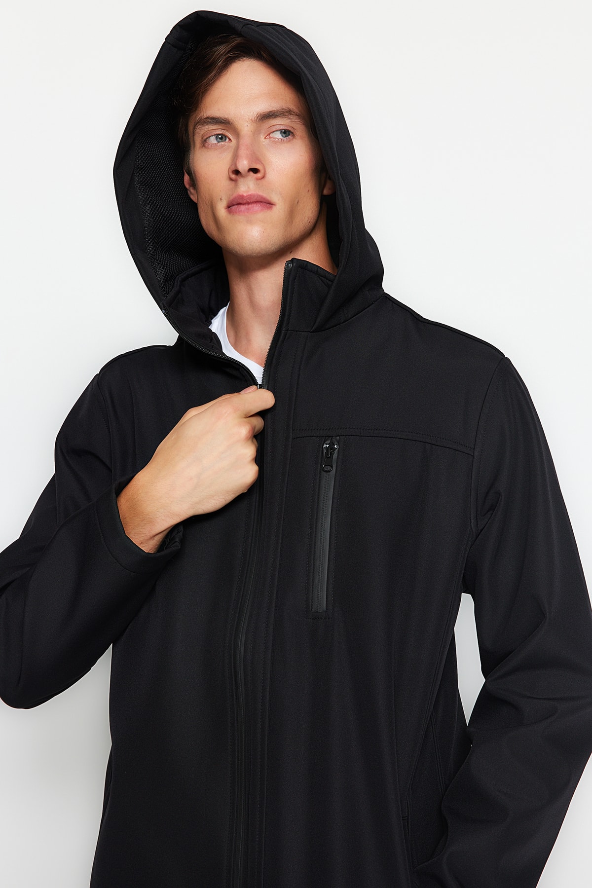 Levně Trendyol černý venkovní softshellový kabát s kapucí regular fit