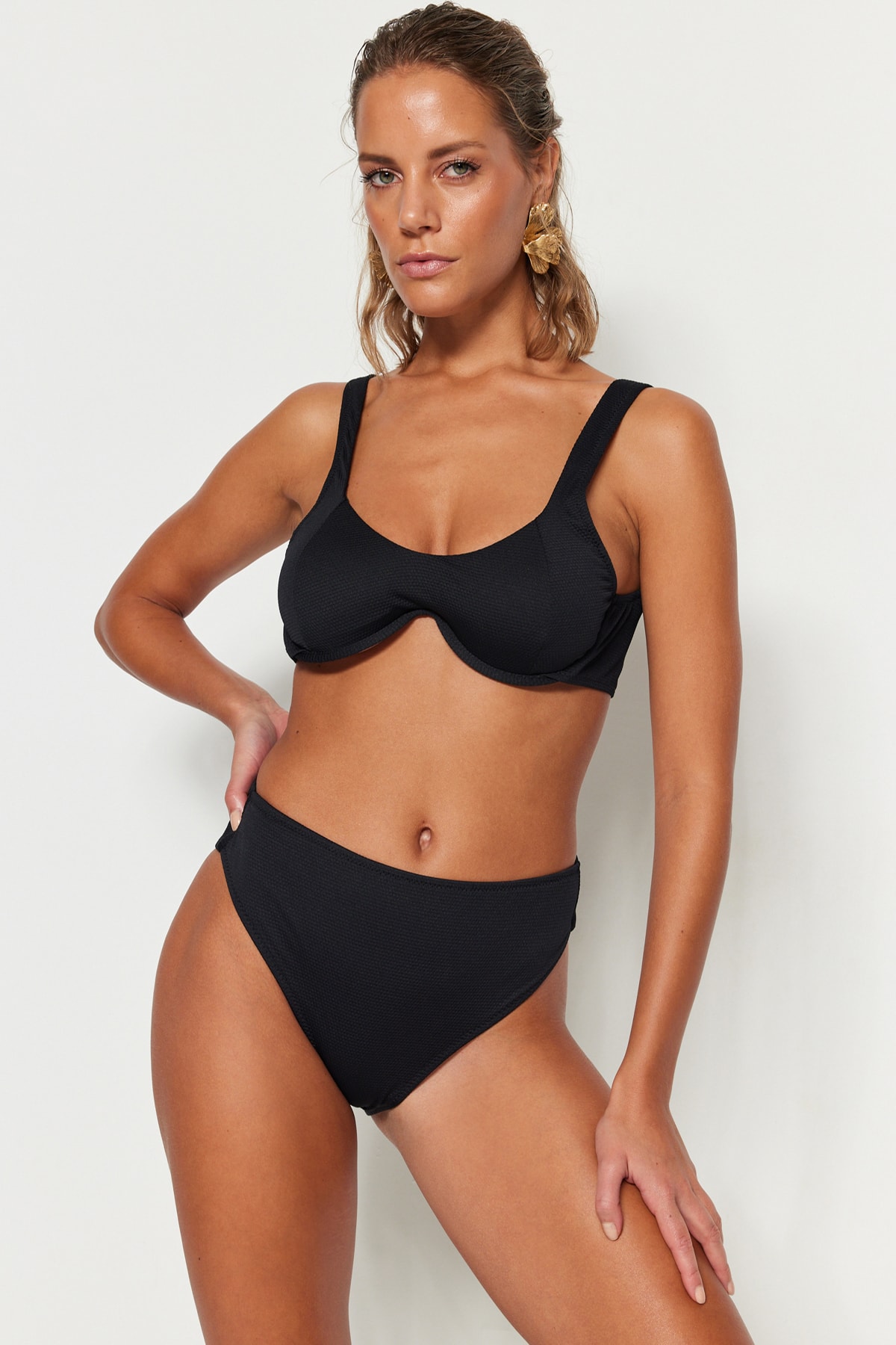 Trendyol Black Underwire Inverted V Underwire Textured Bikini Top