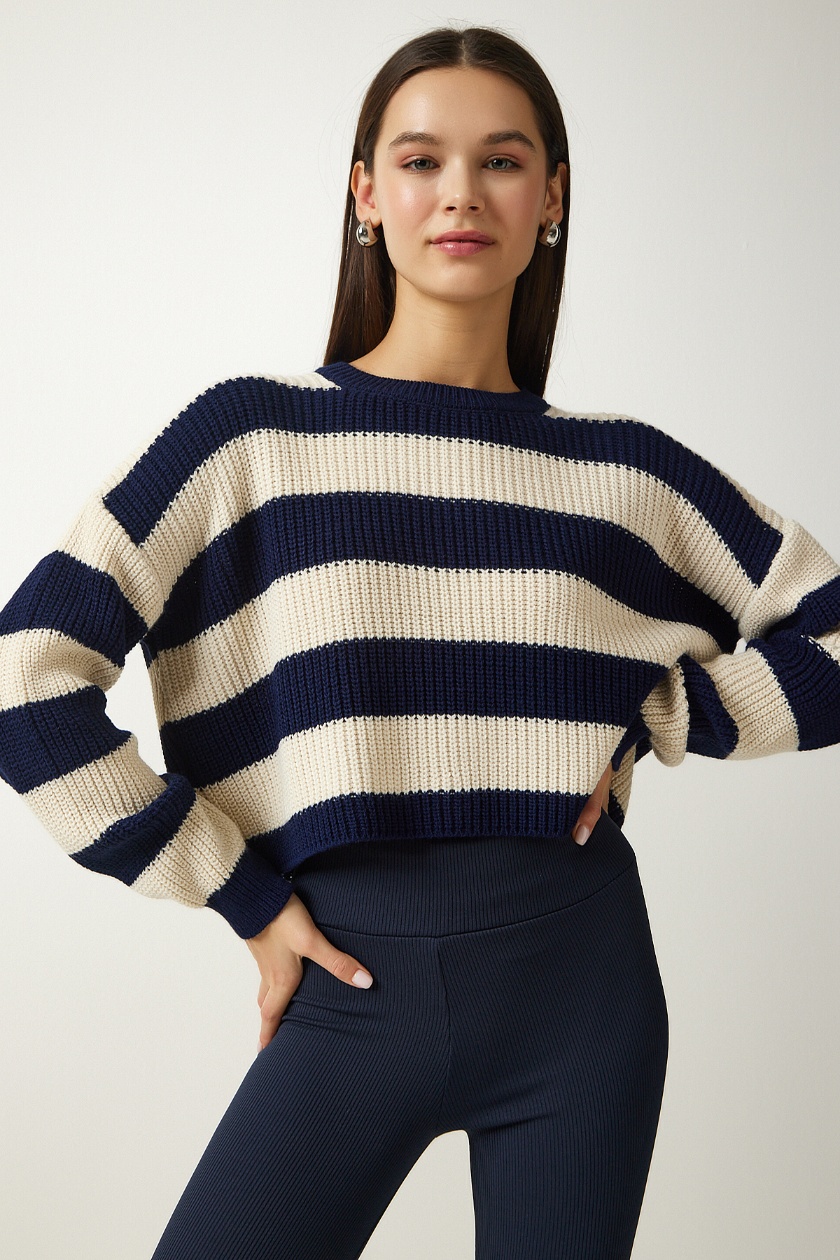 Levně Happiness İstanbul Women's Navy Blue Cream Striped Crop Knitwear Sweater