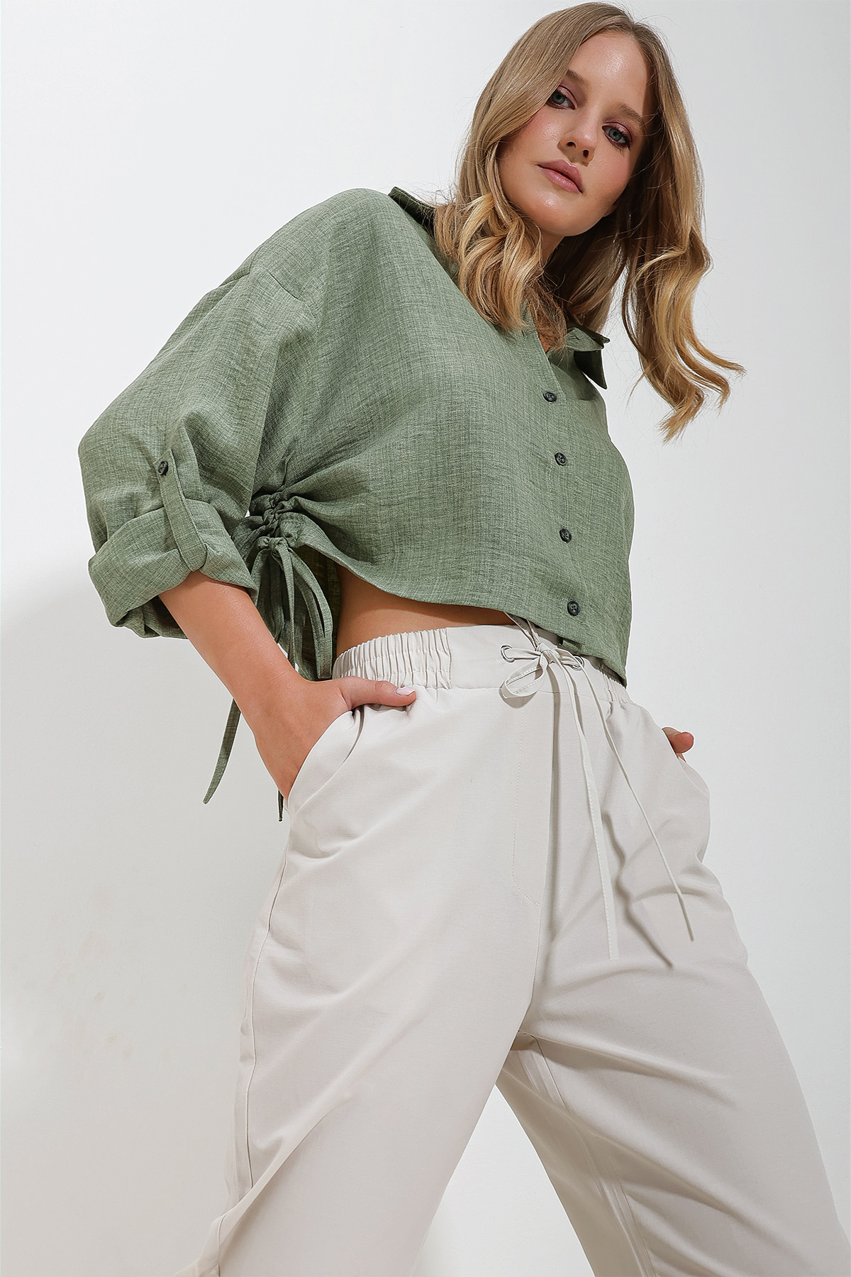 Levně Trend Alaçatı Stili Women's Khaki Gathered Melange Linen Crop Shirt