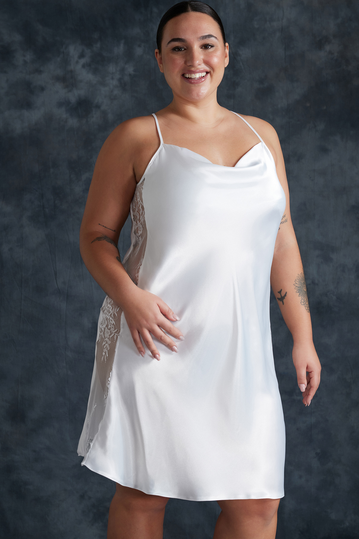 Levně Trendyol Curve White Lace Mini Satin Bridal Woven Nightgown